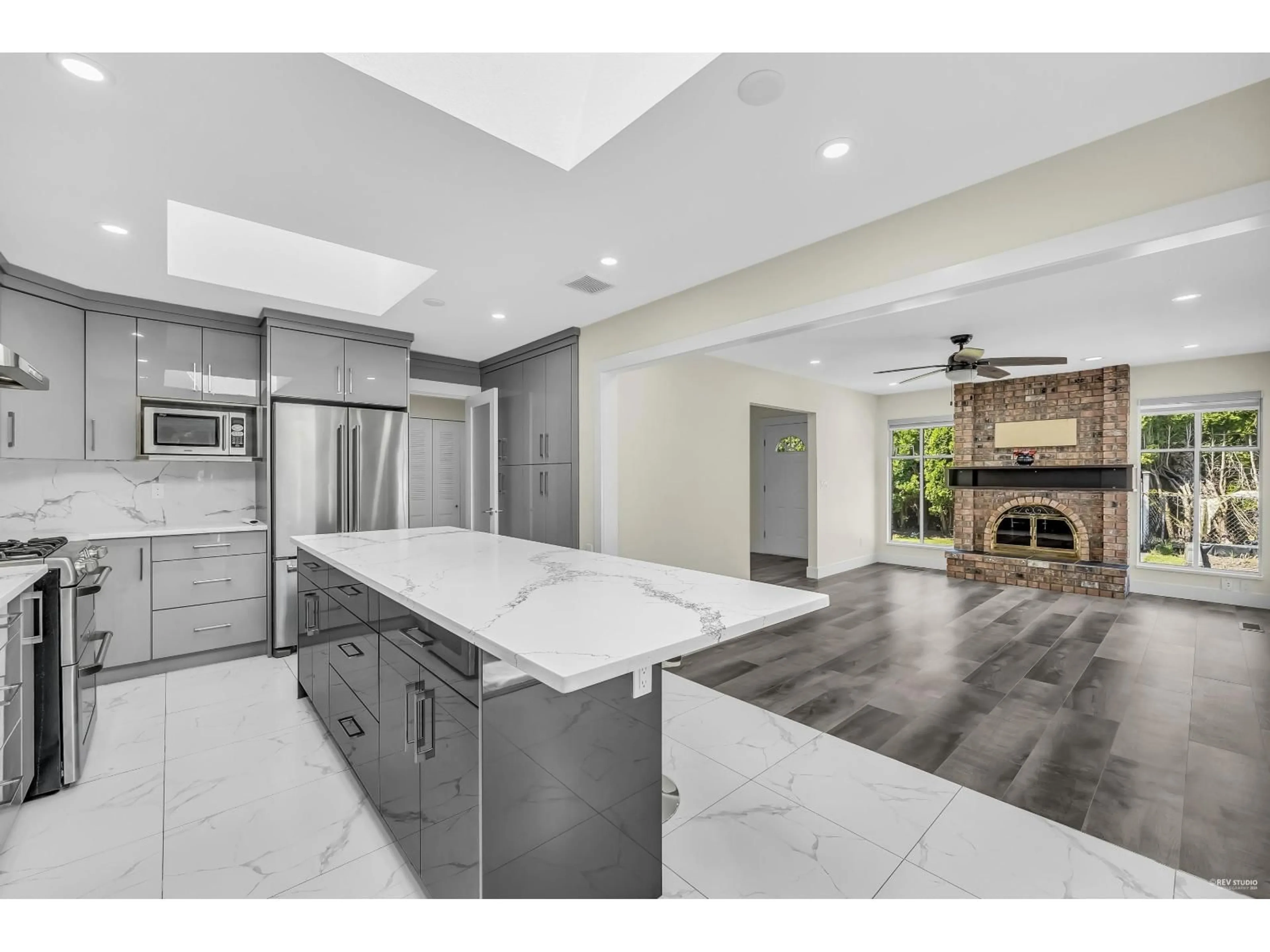 Open concept kitchen, ceramic/tile floor for 1988 140, Surrey British Columbia V4A4H3