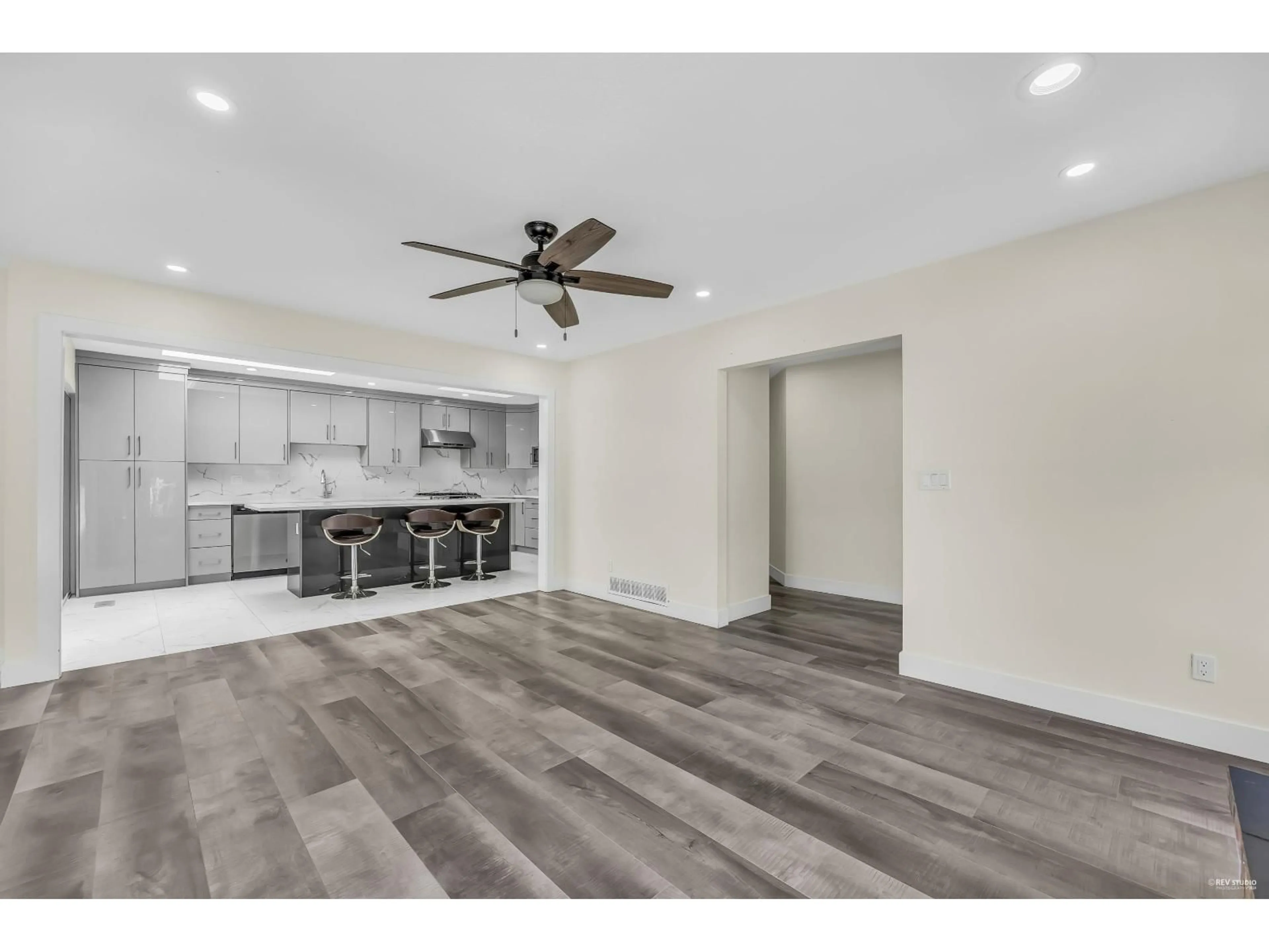 Open concept kitchen, wood/laminate floor for 1988 140, Surrey British Columbia V4A4H3
