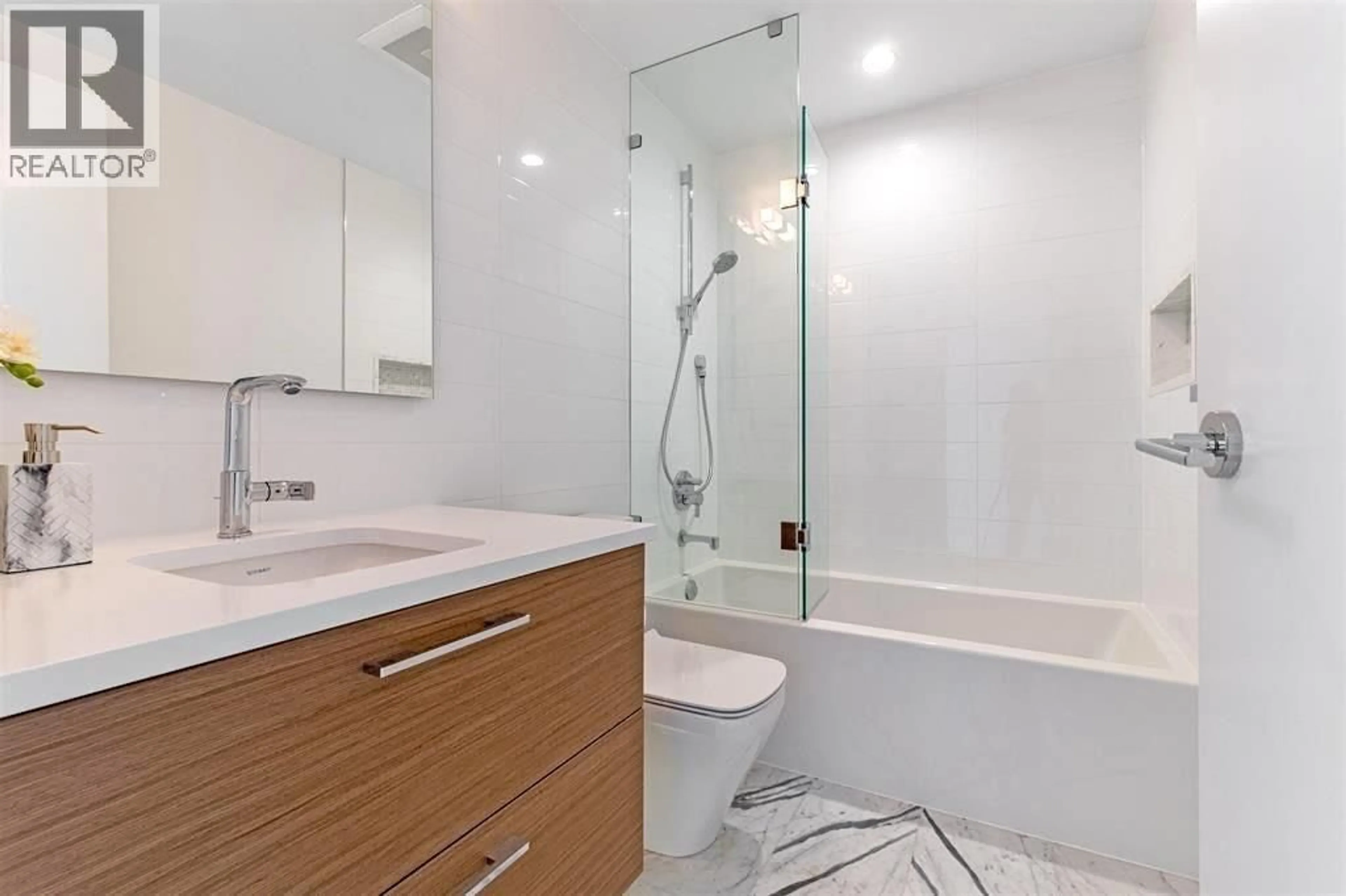 Standard bathroom, ceramic/tile floor for 1005 - 4360 BERESFORD STREET, Burnaby British Columbia V5H0G2