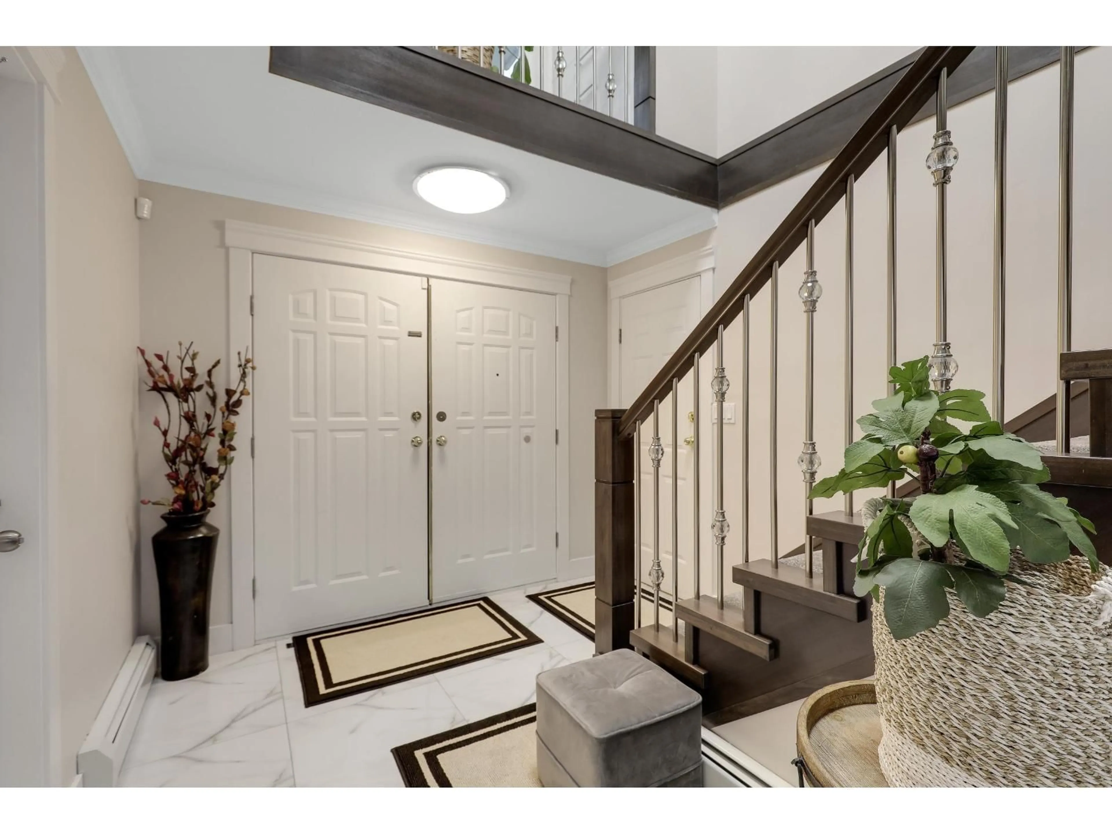 Indoor entryway for 12046 84, Surrey British Columbia V3W3G3