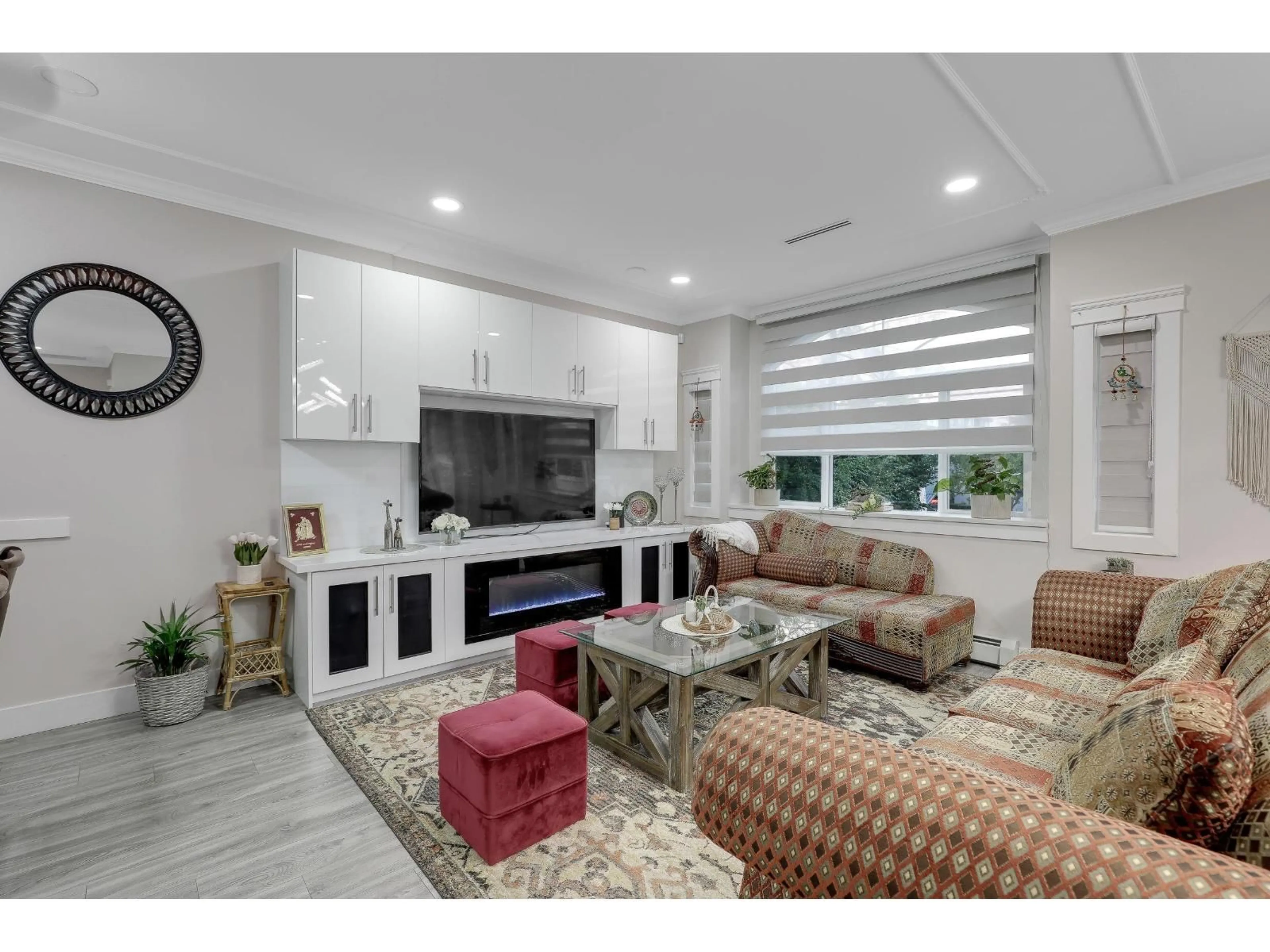 Living room with furniture, ceramic/tile floor for 12046 84, Surrey British Columbia V3W3G3