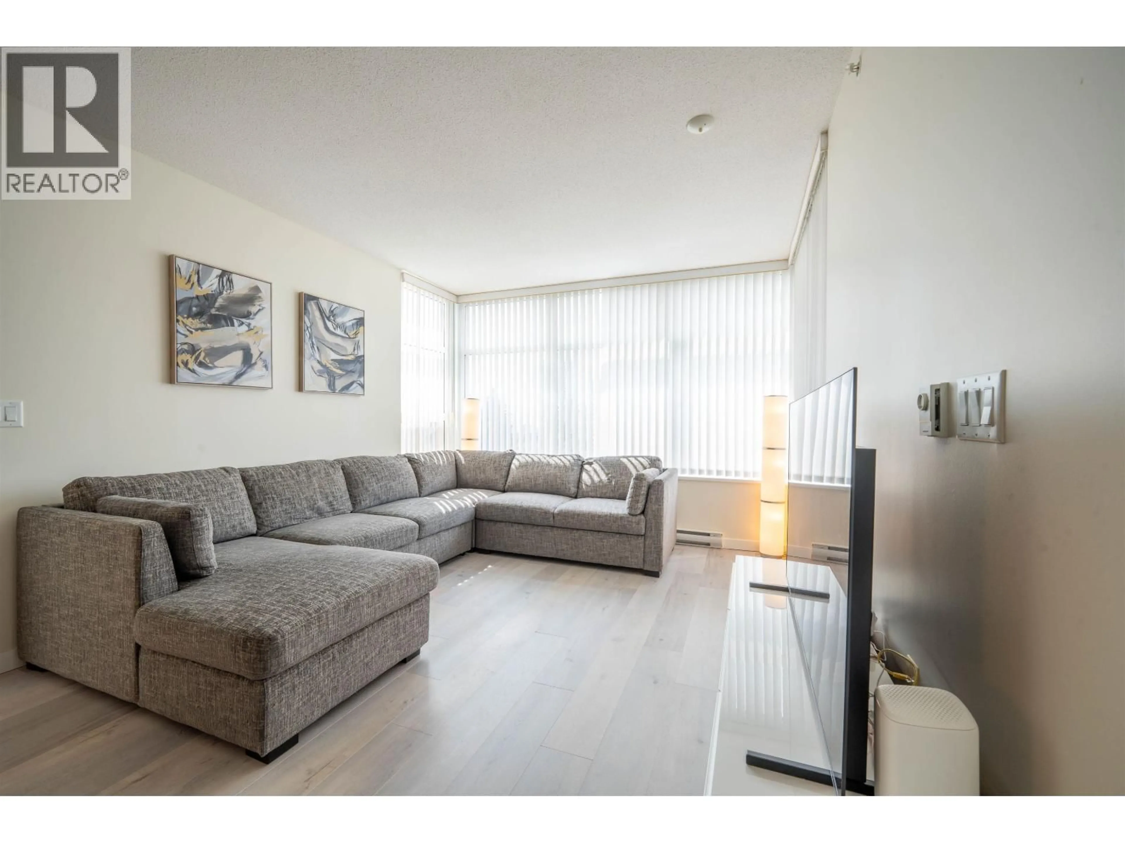 Living room with furniture, unknown for 1001 - 4880 BENNETT STREET, Burnaby British Columbia V5H0C1