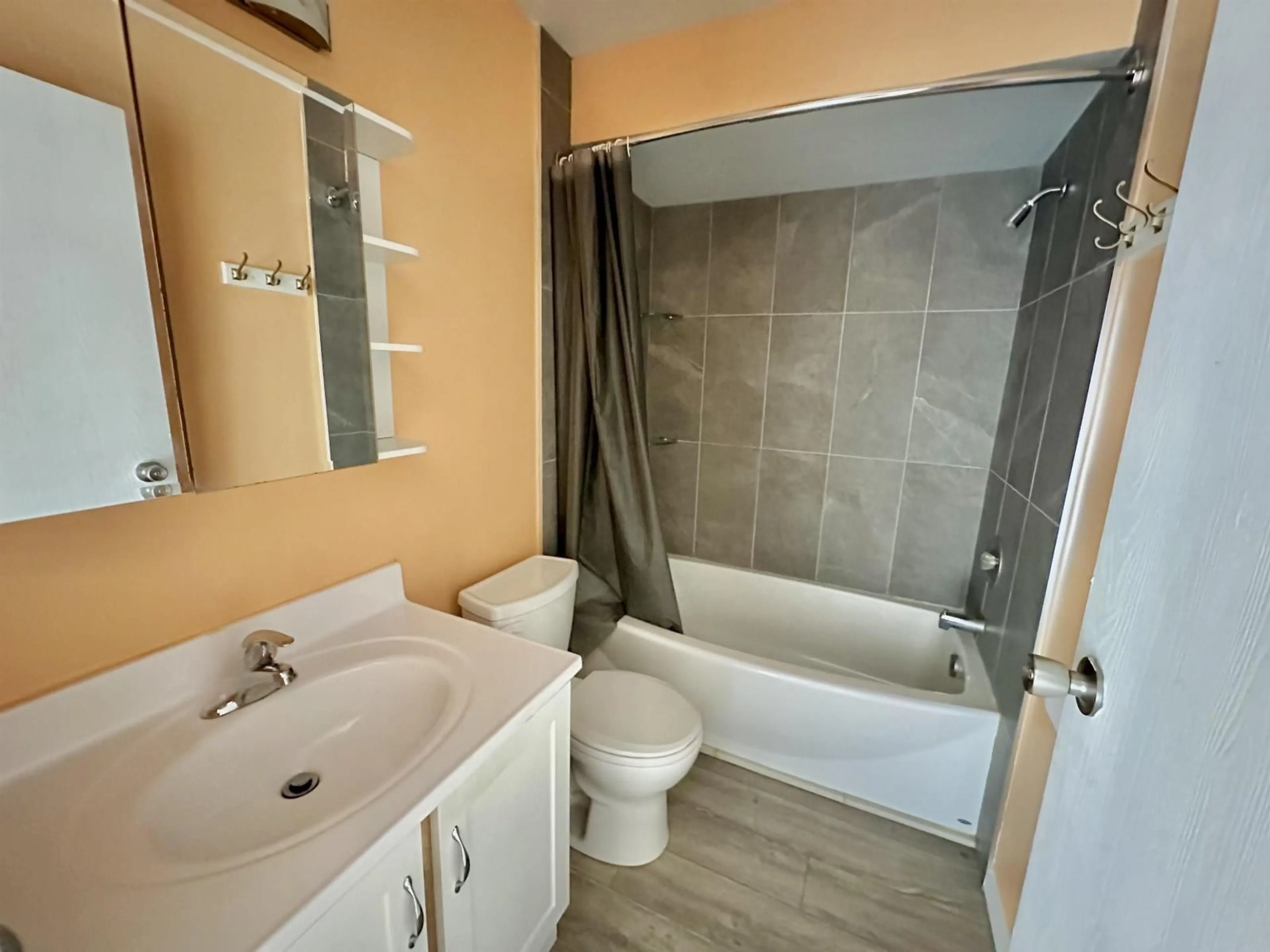 Standard bathroom, ceramic/tile floor for 9 - 450 ESPLANADE AVENUE, Harrison Hot Springs British Columbia V0M1K0