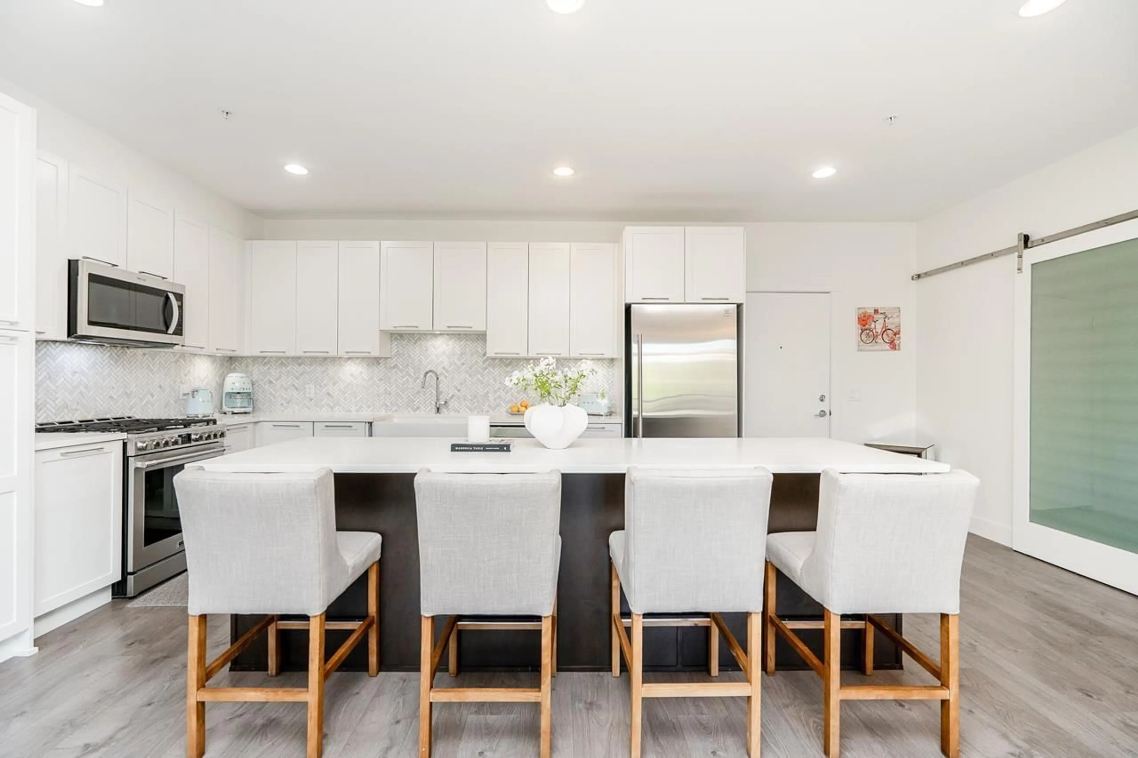 Contemporary kitchen, ceramic/tile floor for 207 - 22087 49, Langley British Columbia V3A0K4