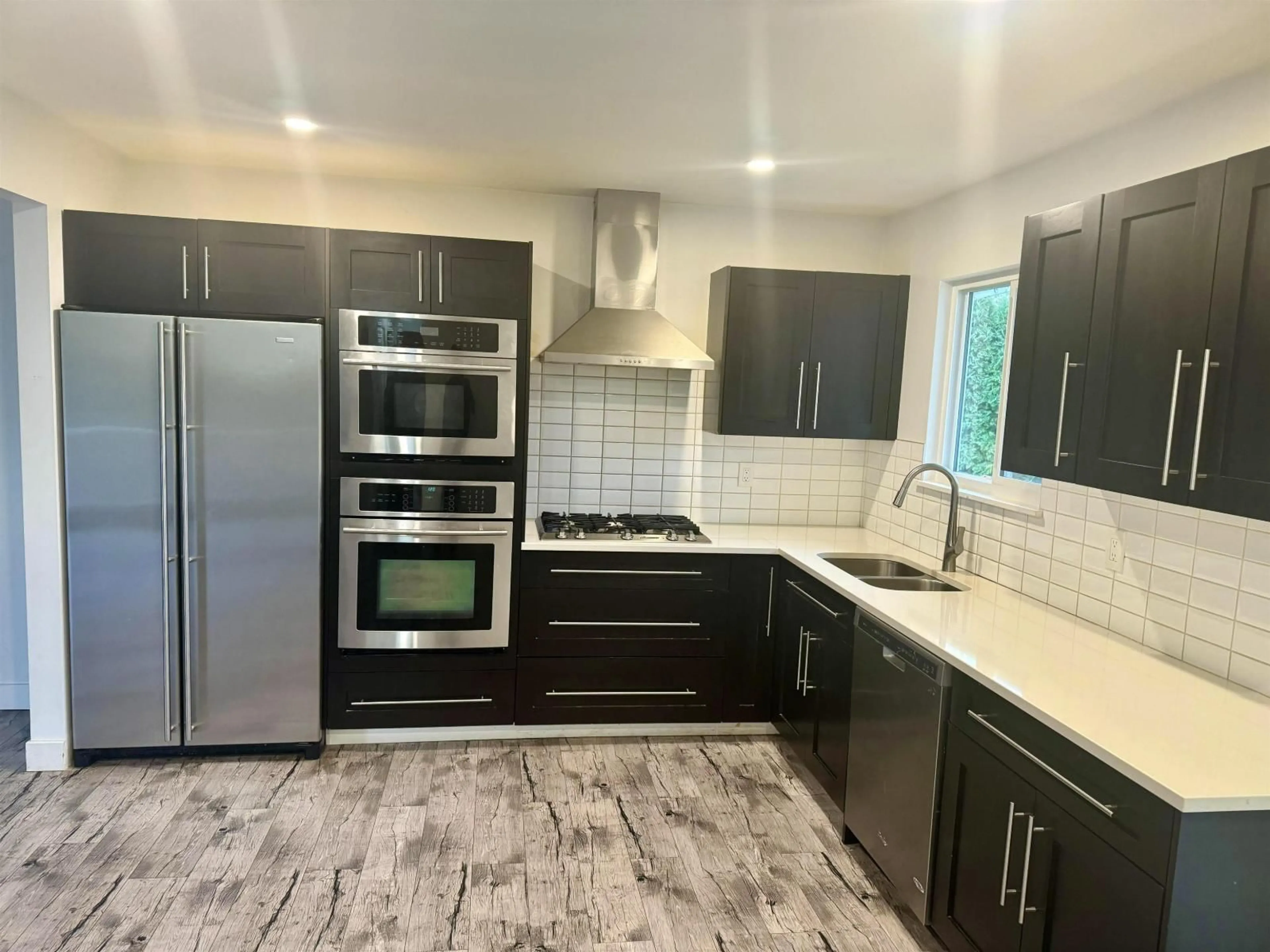 Open concept kitchen, ceramic/tile floor for 34443 YORK, Abbotsford British Columbia V2S2X1