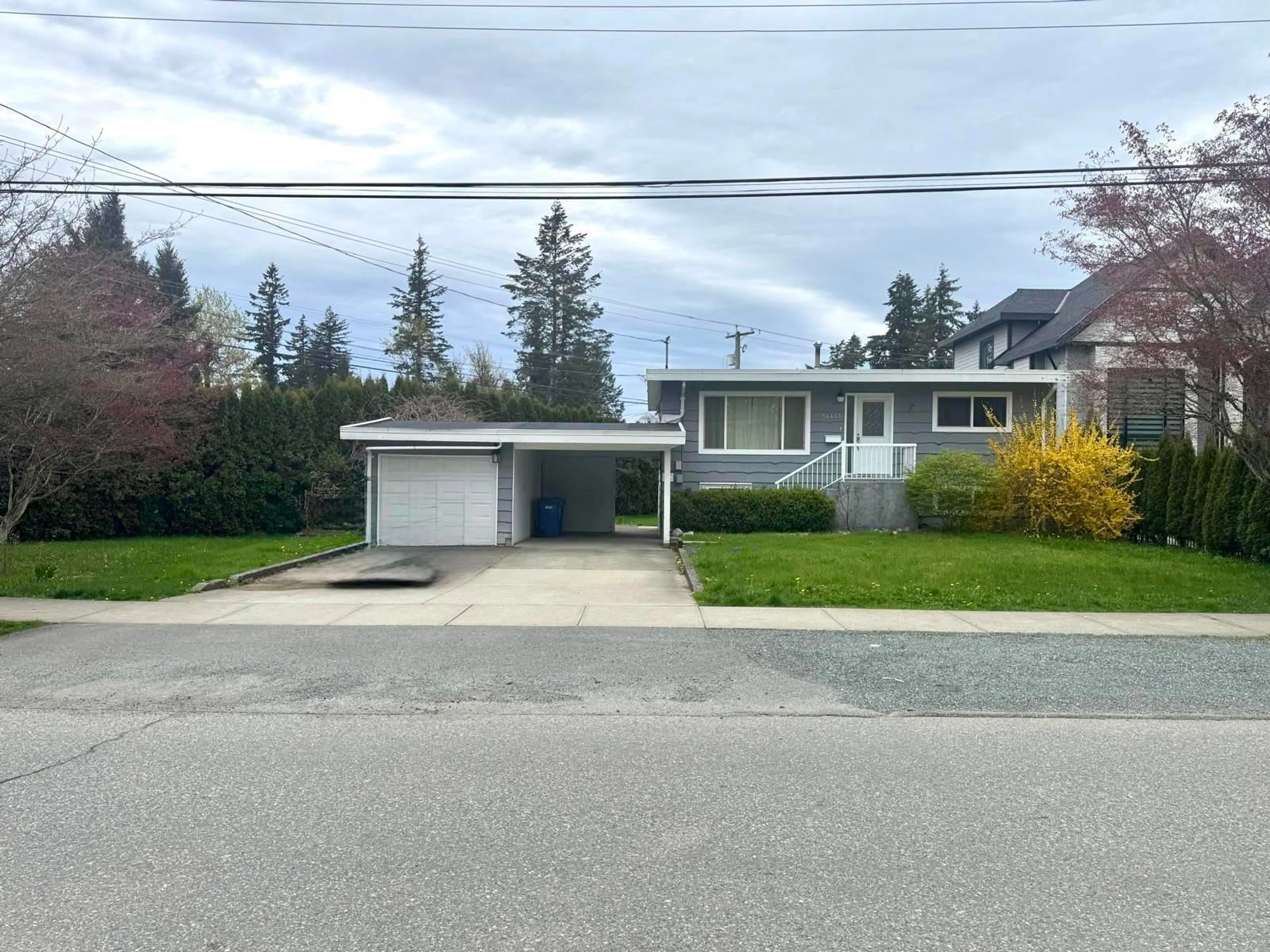 A pic from outside/outdoor area/front of a property/back of a property/a pic from drone, street for 34443 YORK, Abbotsford British Columbia V2S2X1