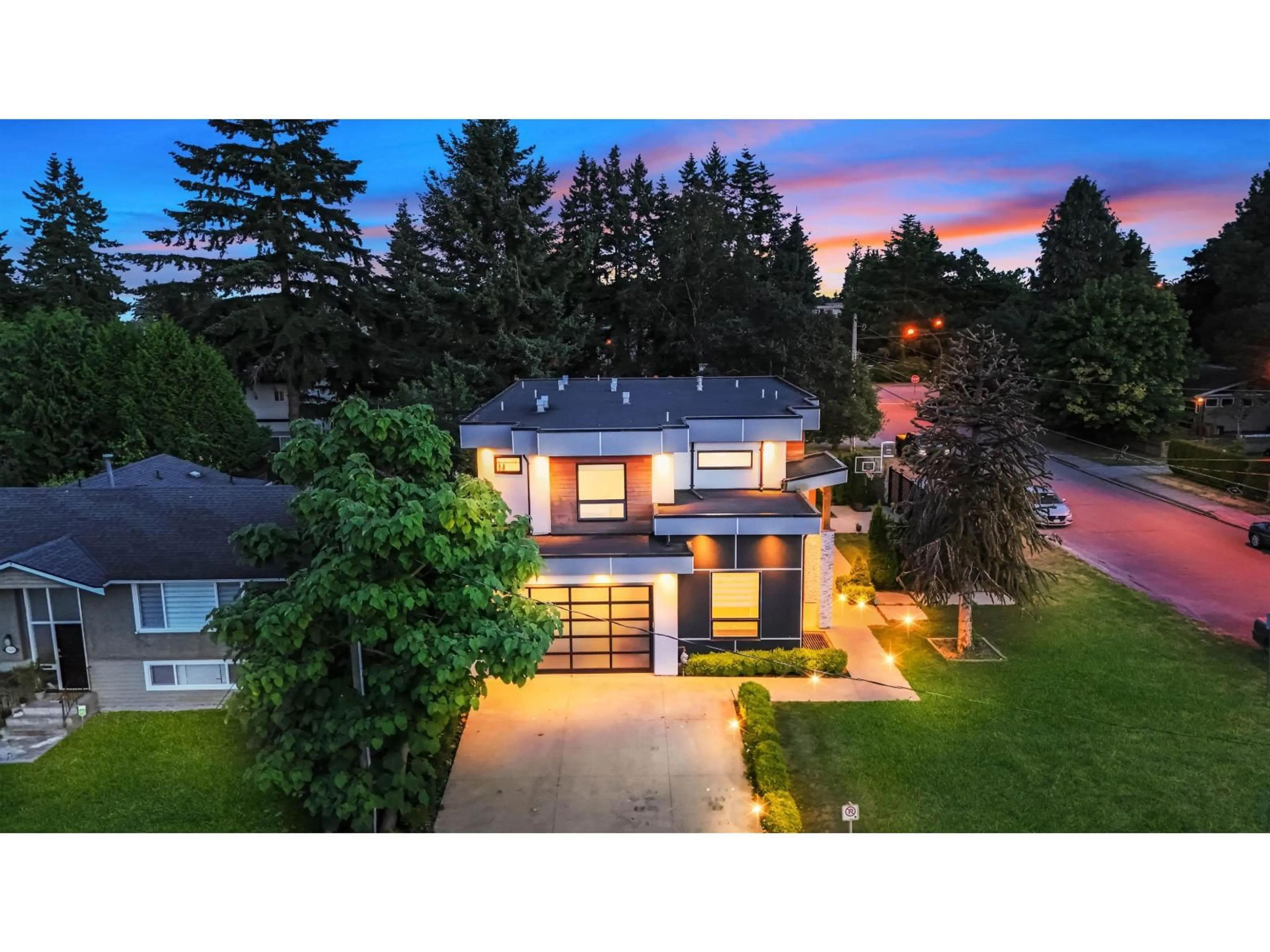 A pic from outside/outdoor area/front of a property/back of a property/a pic from drone, street for 1440 MAPLE, White Rock British Columbia V4B4N2