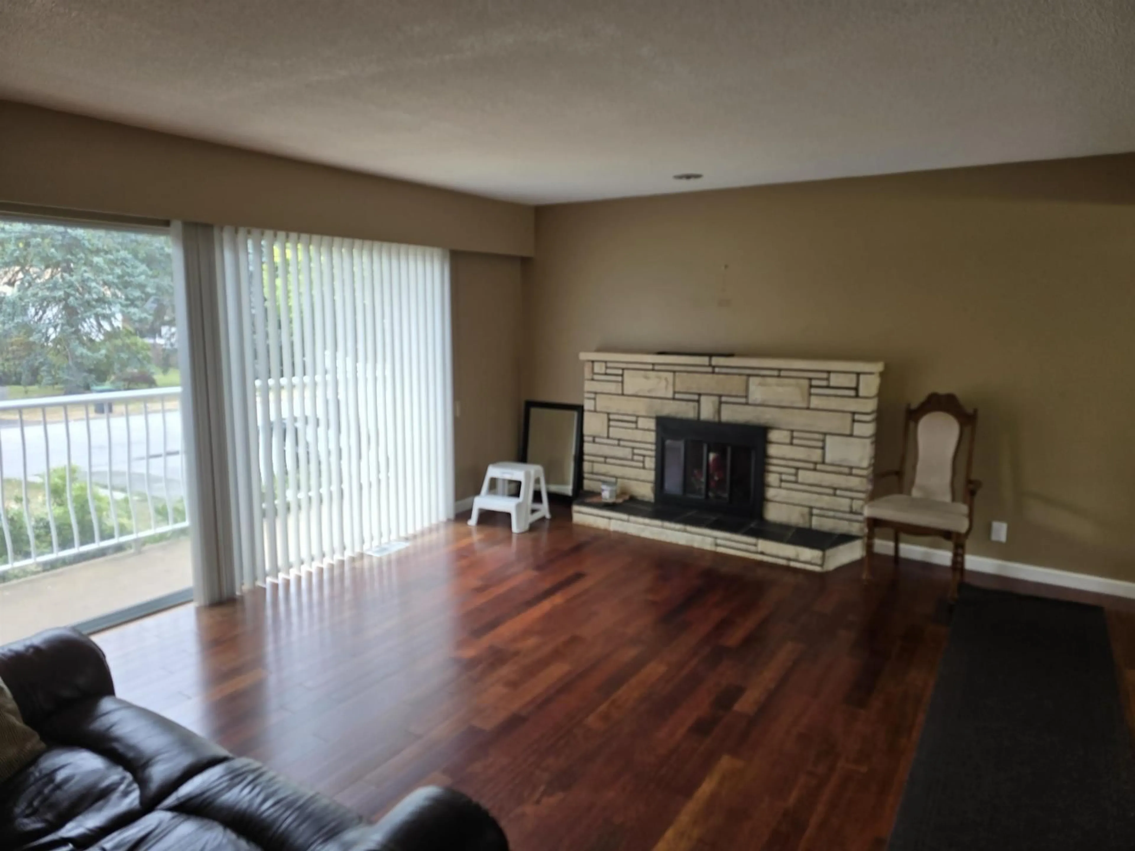 Living room with furniture, wood/laminate floor for 14614 106TH, Surrey British Columbia V3R5Y1