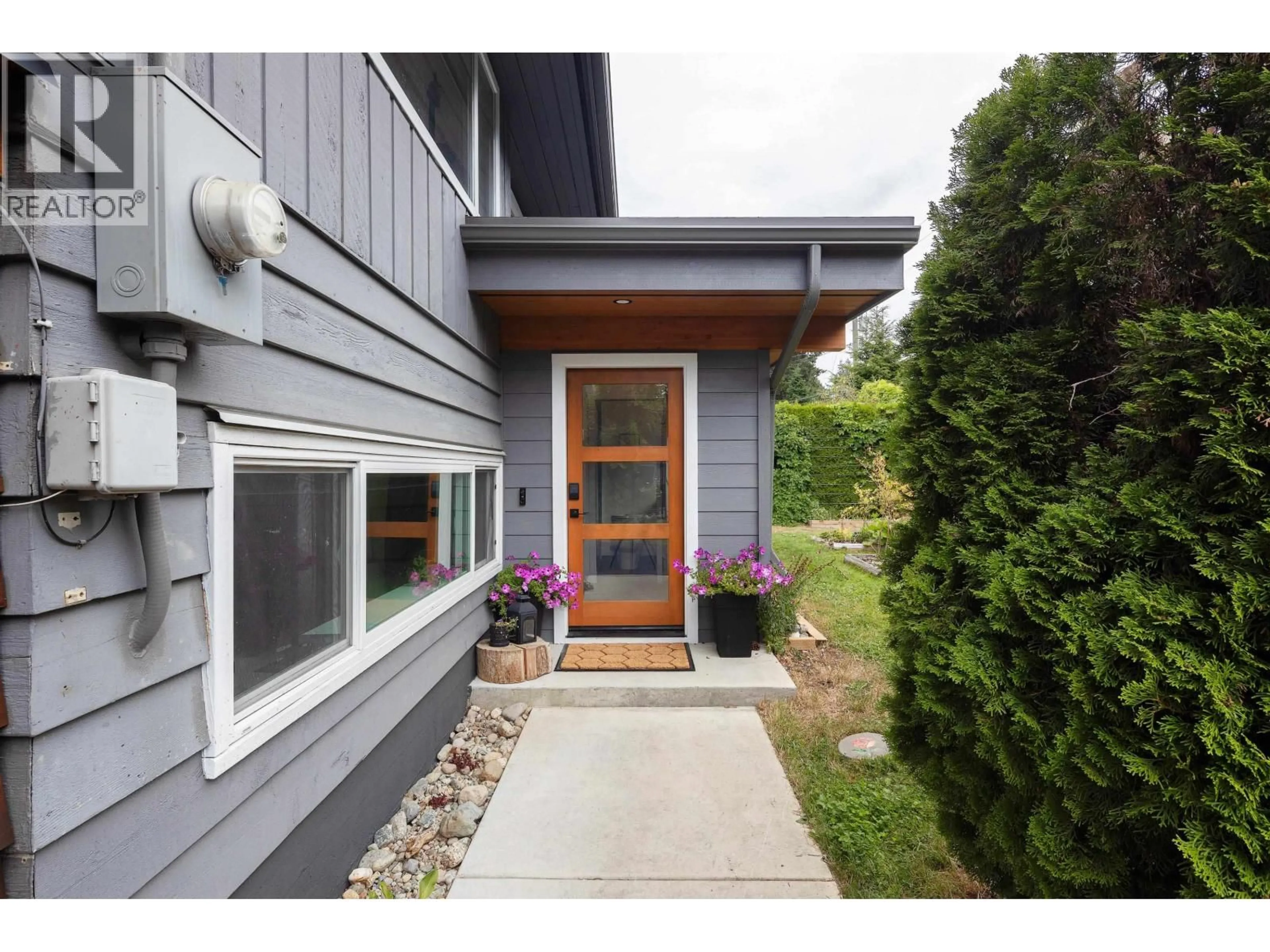 Indoor entryway for 38137 WESTWAY AVENUE, Squamish British Columbia V8B0X6