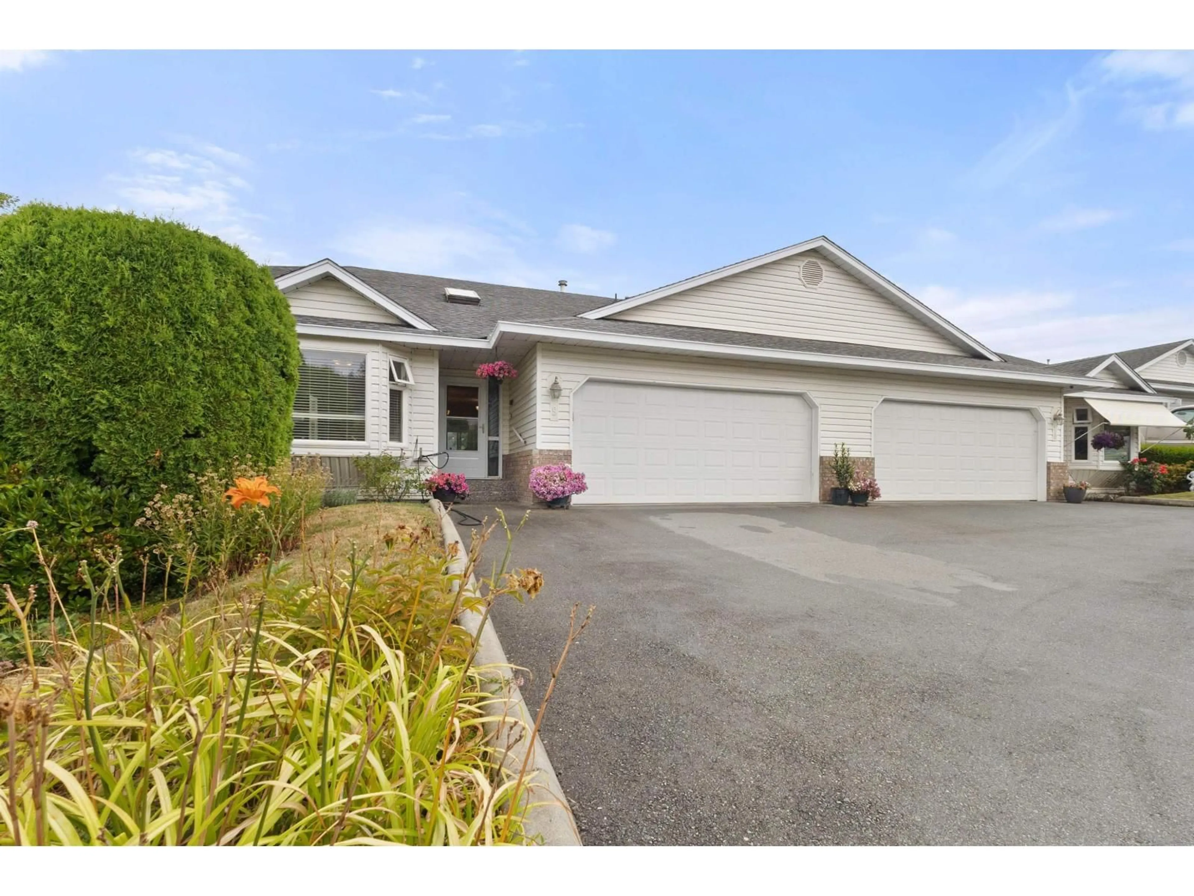 Home with vinyl exterior material, street for 9 - 3054 TRAFALGAR, Abbotsford British Columbia V2S7X6