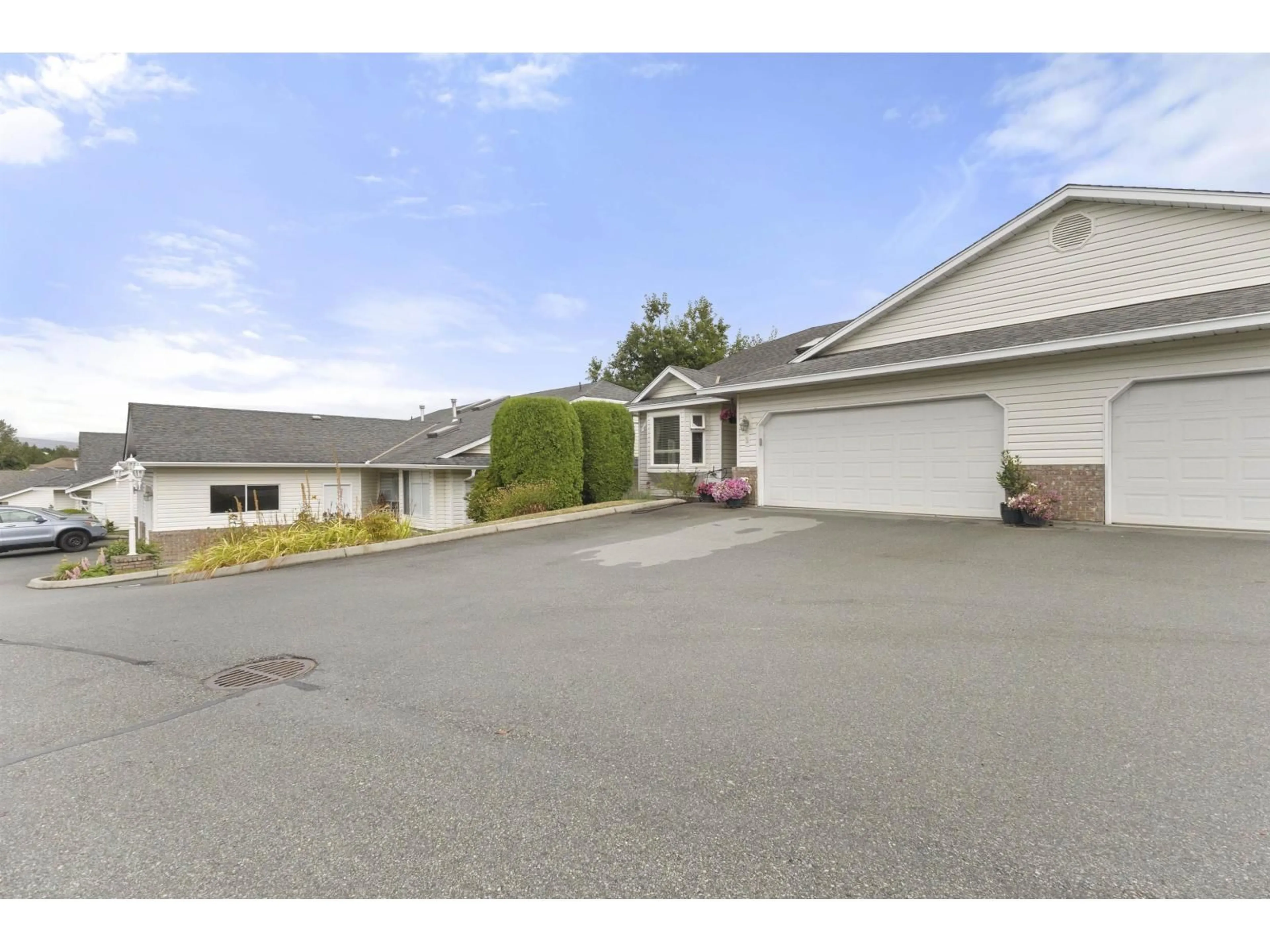 A pic from outside/outdoor area/front of a property/back of a property/a pic from drone, unknown for 9 - 3054 TRAFALGAR, Abbotsford British Columbia V2S7X6