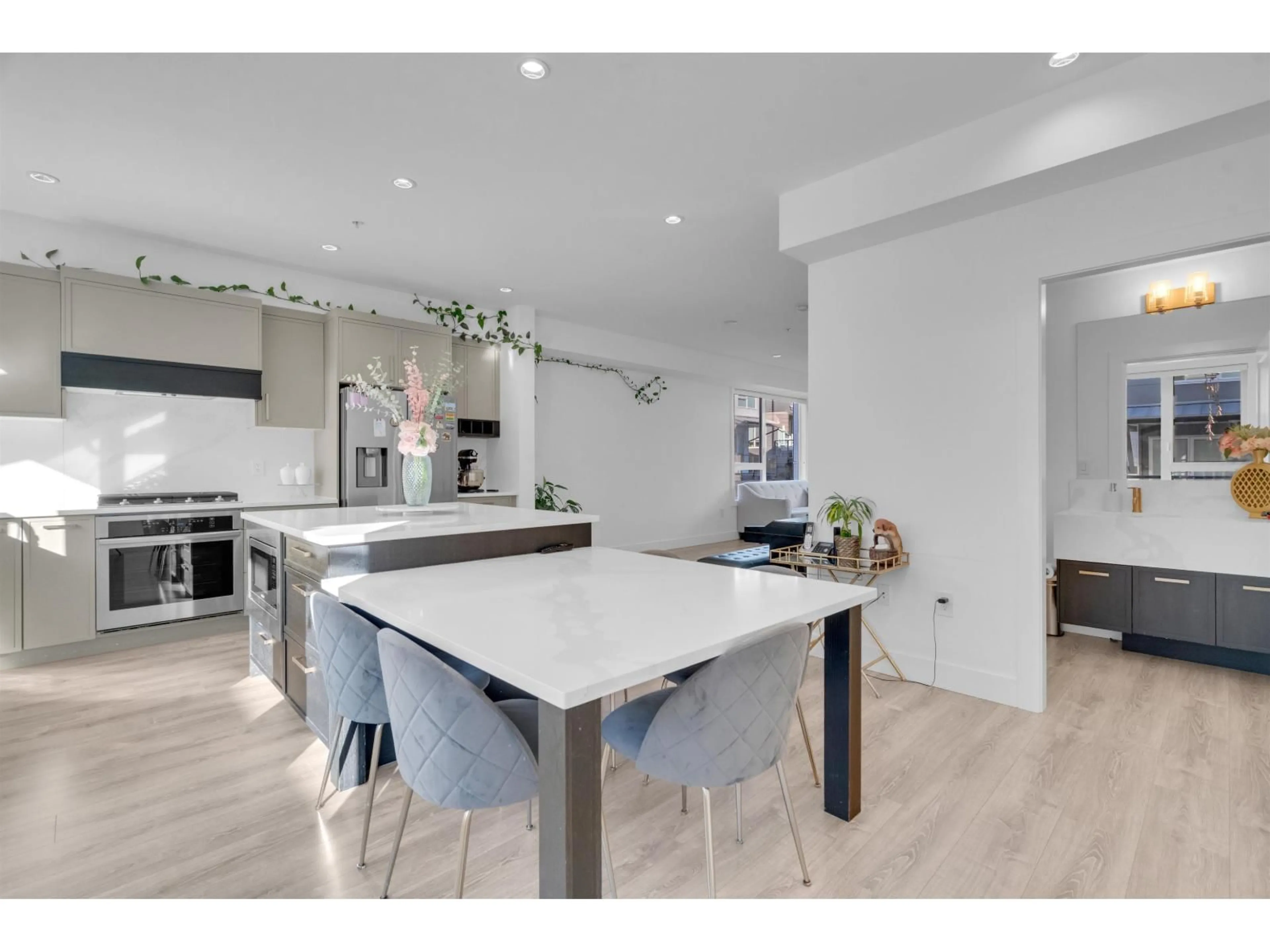 Open concept kitchen, unknown for 24 - 15030 28, Surrey British Columbia V4P3N4