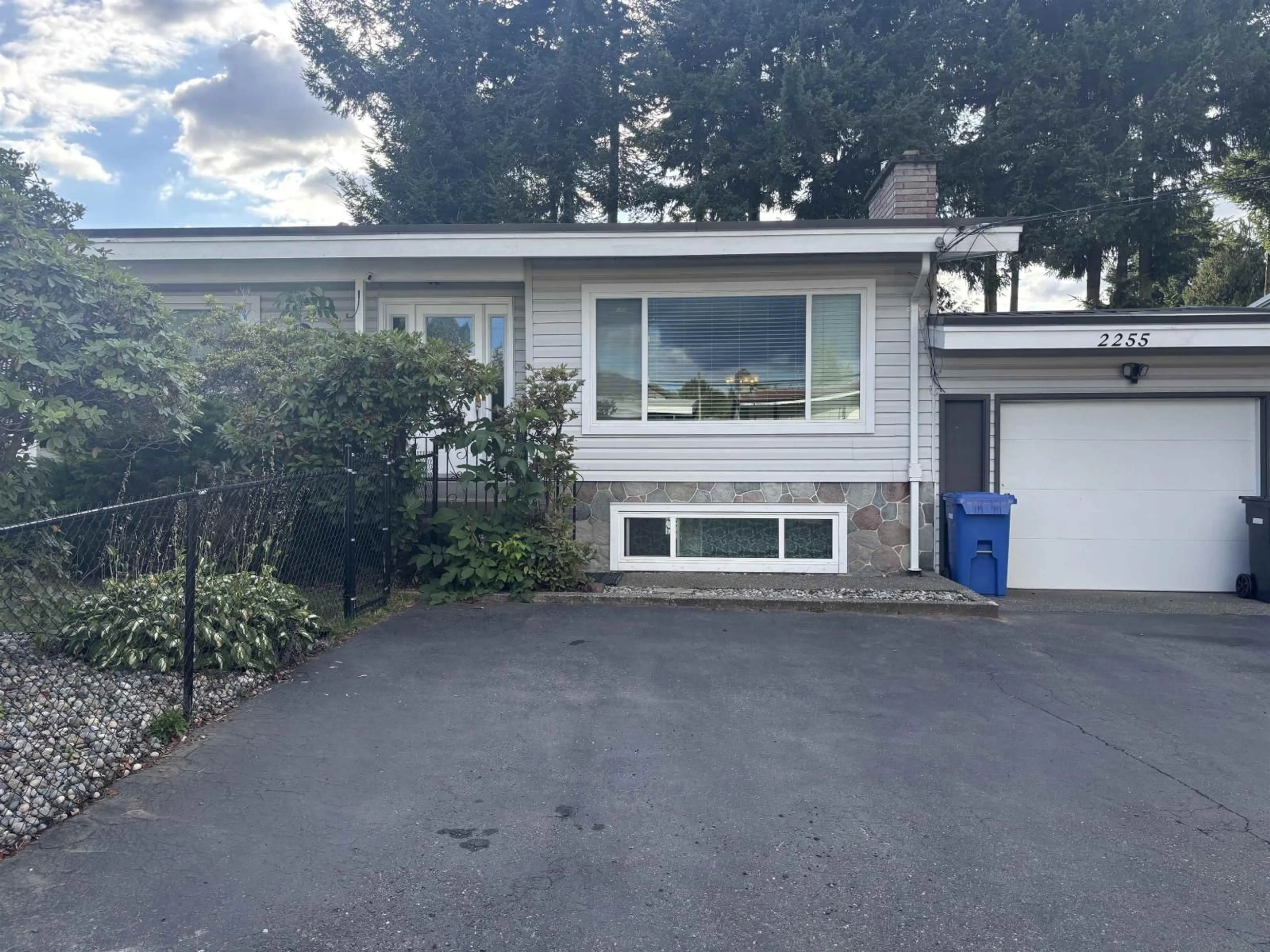 Home with vinyl exterior material, street for 2255 BEAVER, Abbotsford British Columbia V2T3C9