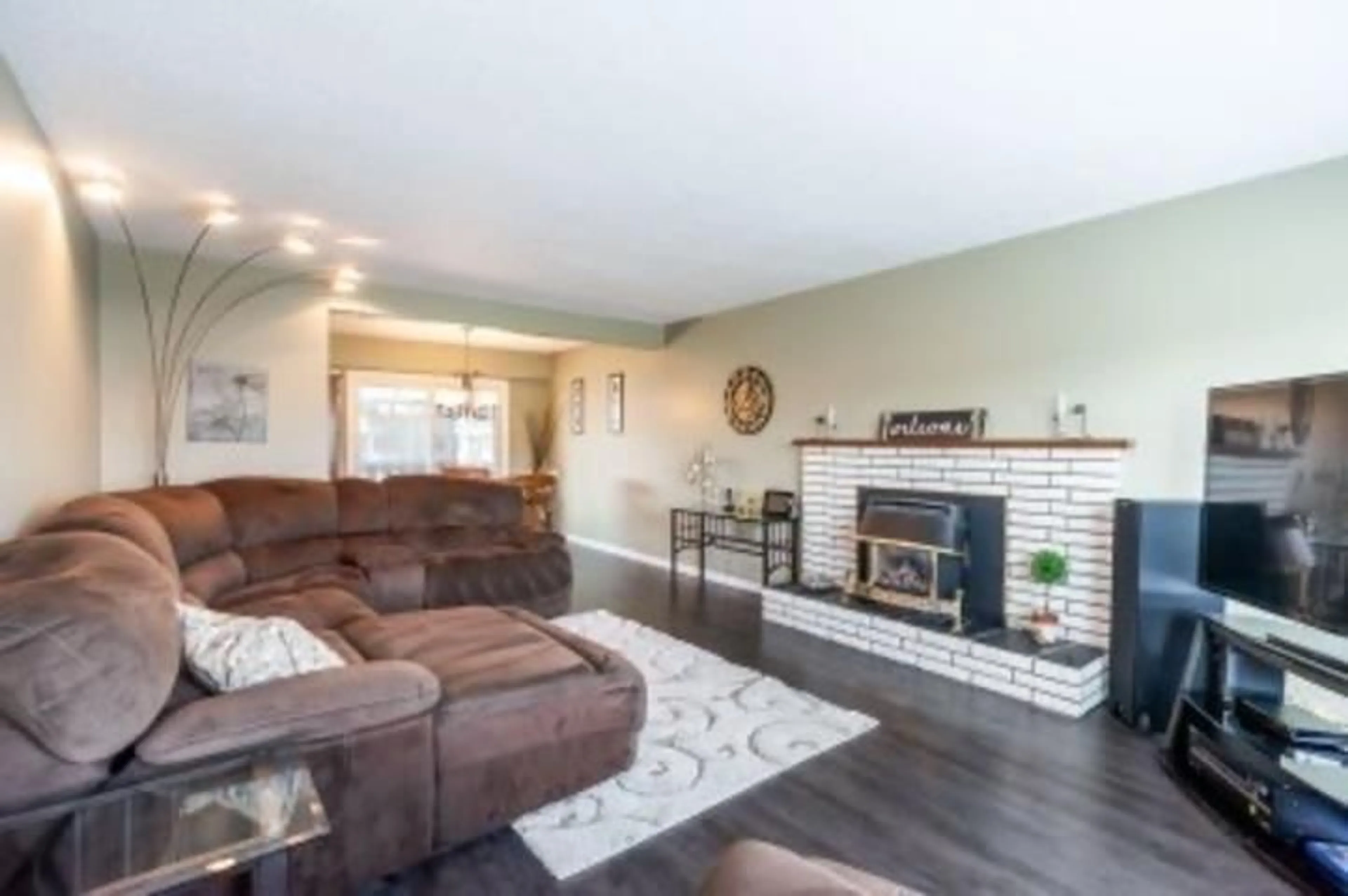 Living room with furniture, unknown for 2255 BEAVER, Abbotsford British Columbia V2T3C9