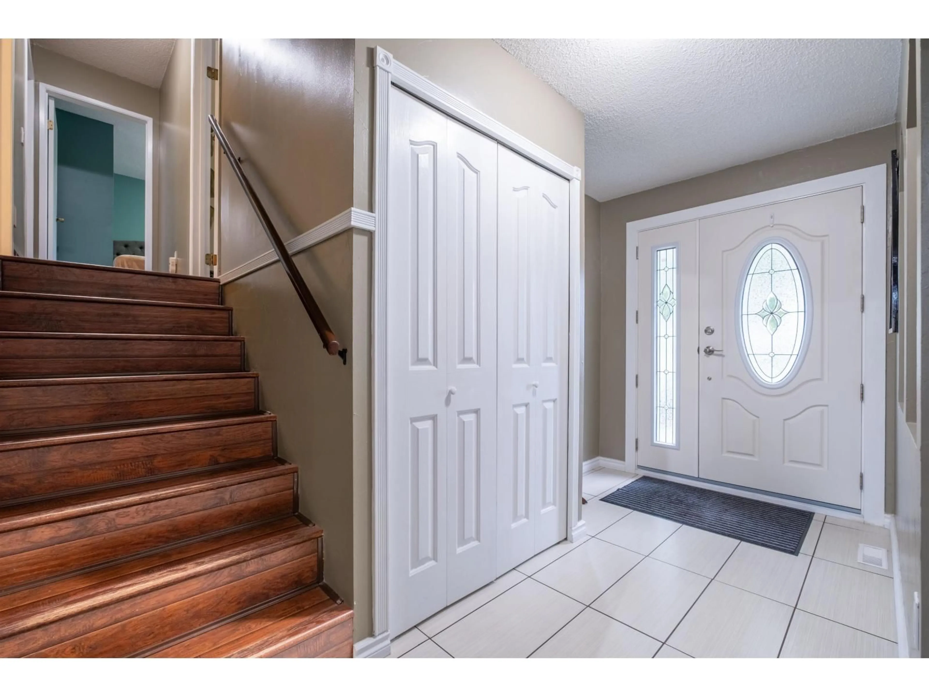 Indoor entryway for 9222 132A, Surrey British Columbia V3V7E1