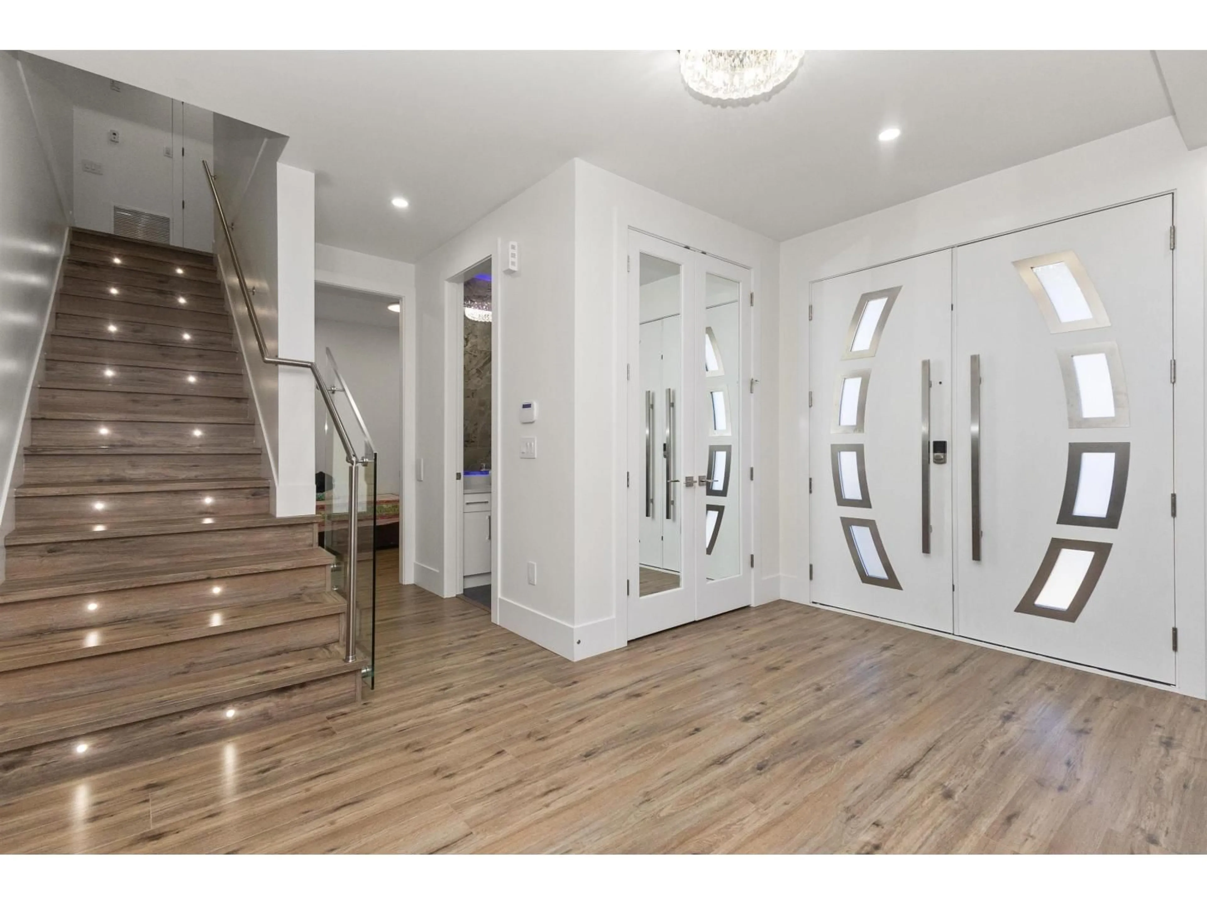 Indoor entryway for 2357 ALDER, Abbotsford British Columbia V2T2N6