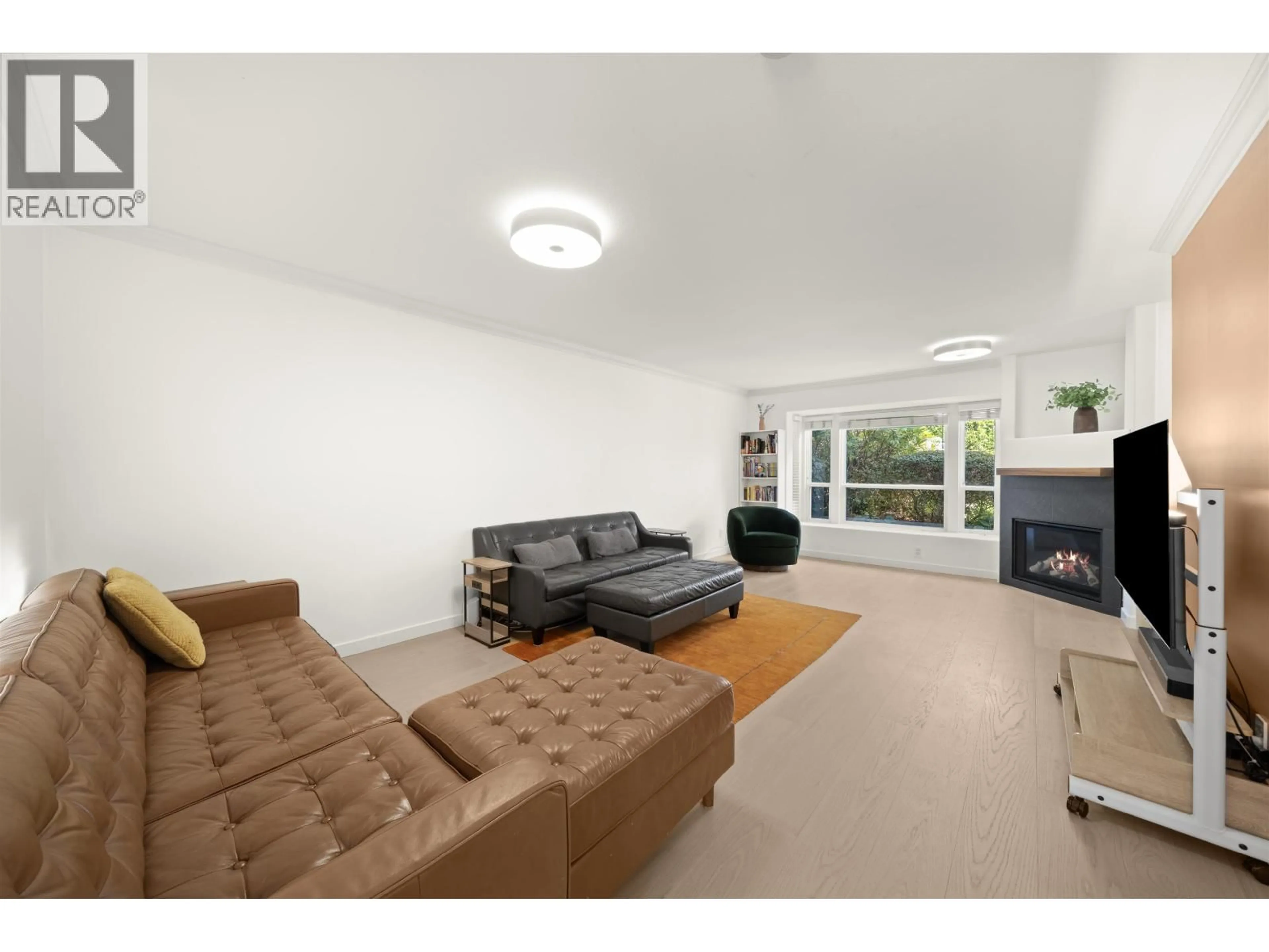 Living room with furniture, unknown for 111 - 225 6TH STREET, North Vancouver British Columbia V7L1P4