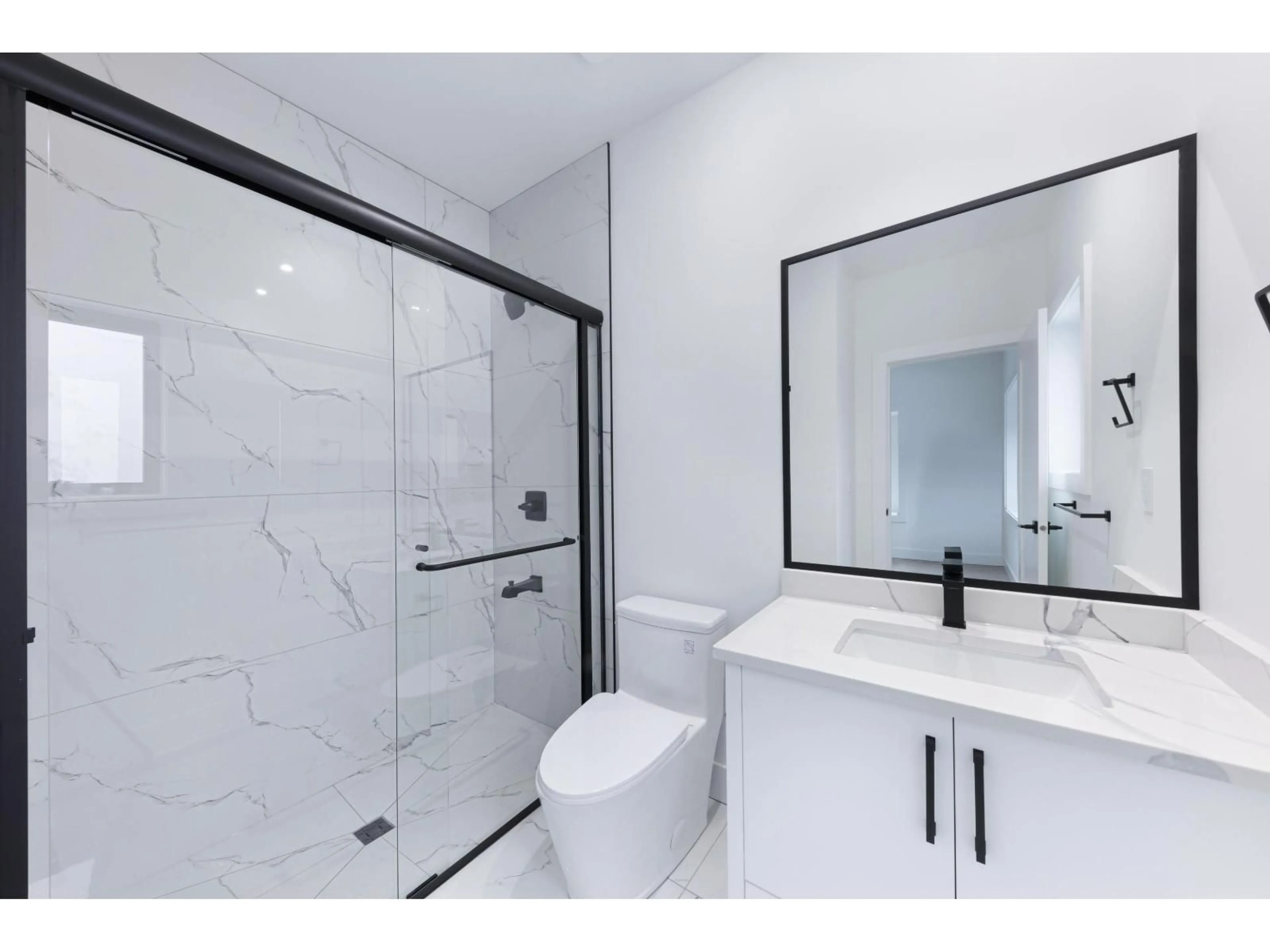 Standard bathroom, ceramic/tile floor for 96 171, Surrey British Columbia V3Z9P5