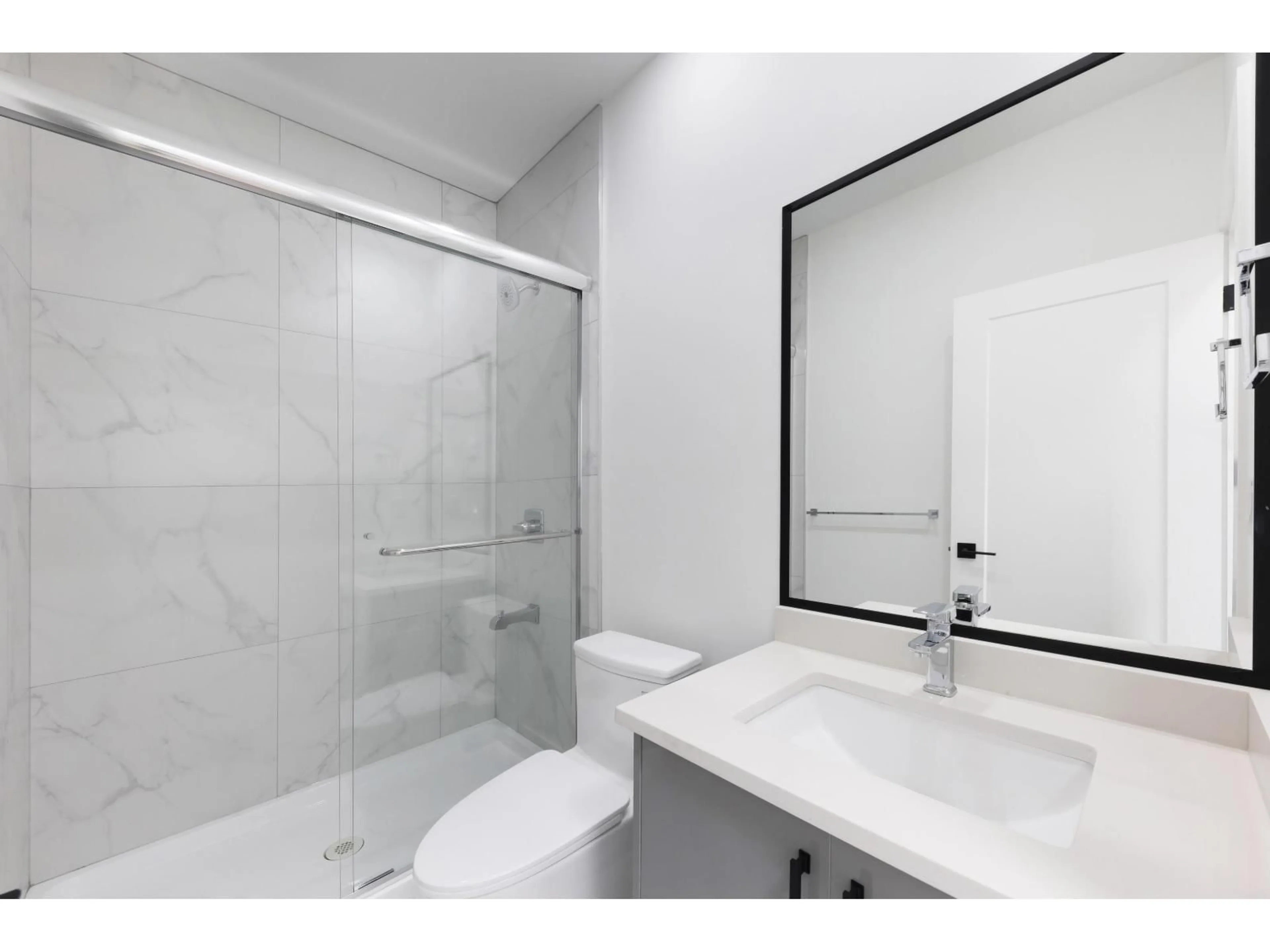Standard bathroom, ceramic/tile floor for 96 171, Surrey British Columbia V3Z9P5