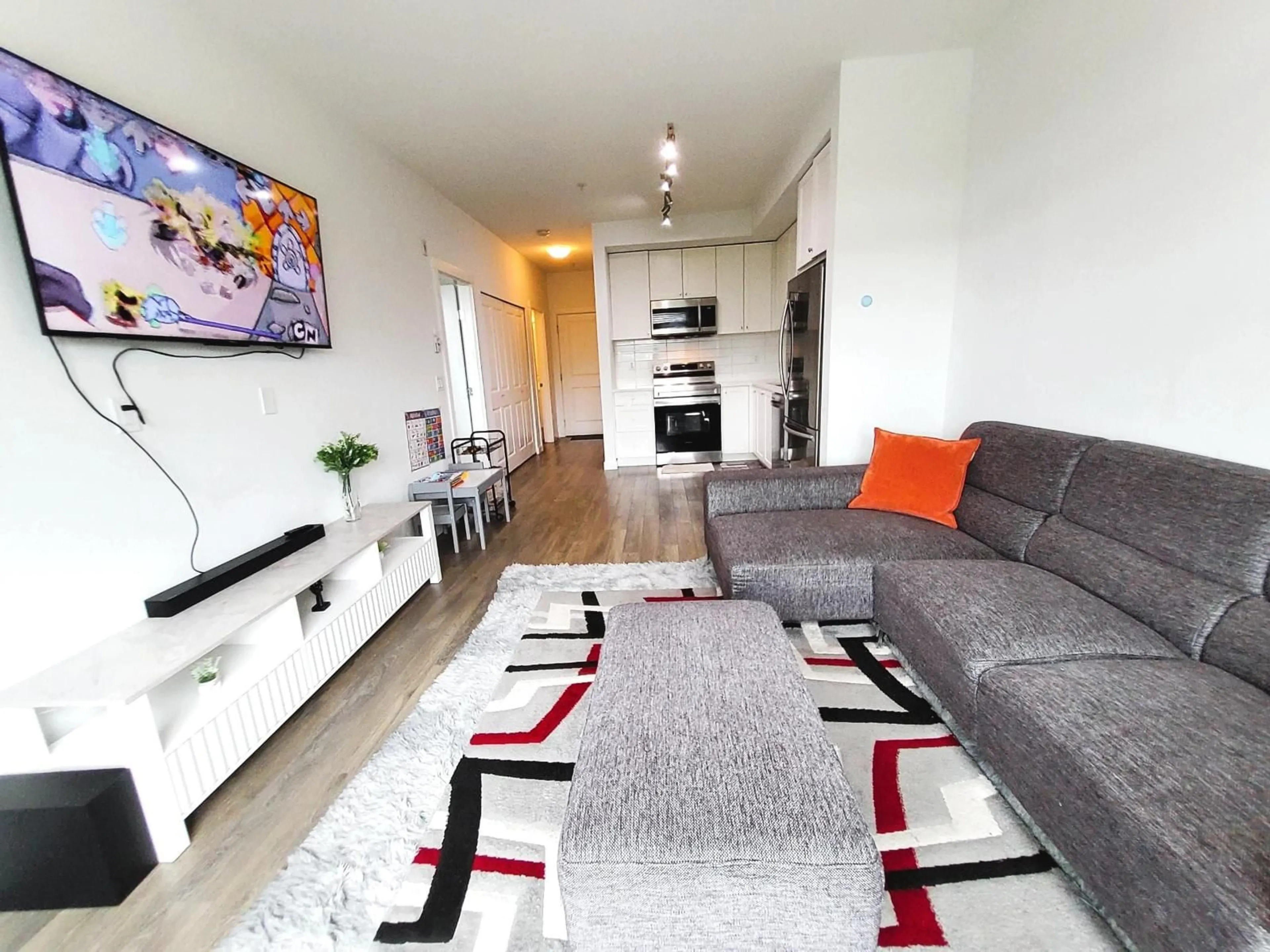 Living room with furniture, unknown for 502 - 13623 81A, Surrey British Columbia V3W3N7