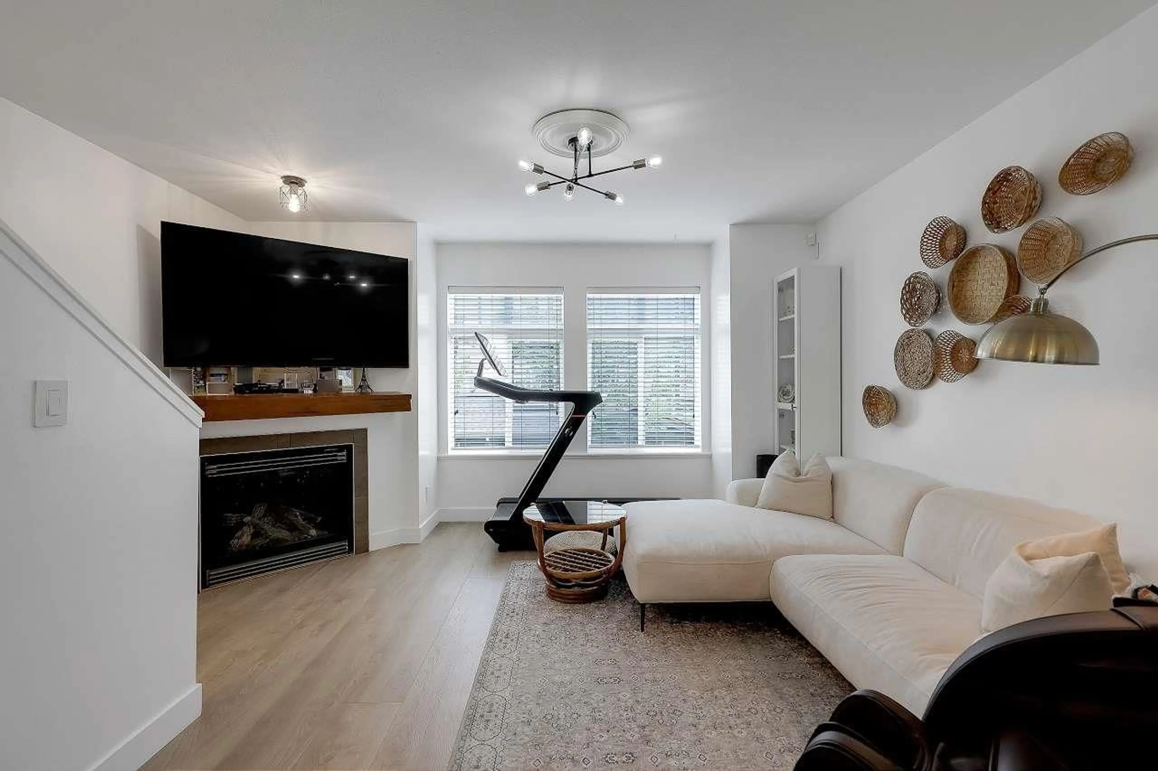 Living room with furniture, unknown for 20 - 19448 68 AVENUE, Surrey British Columbia V4N5V5