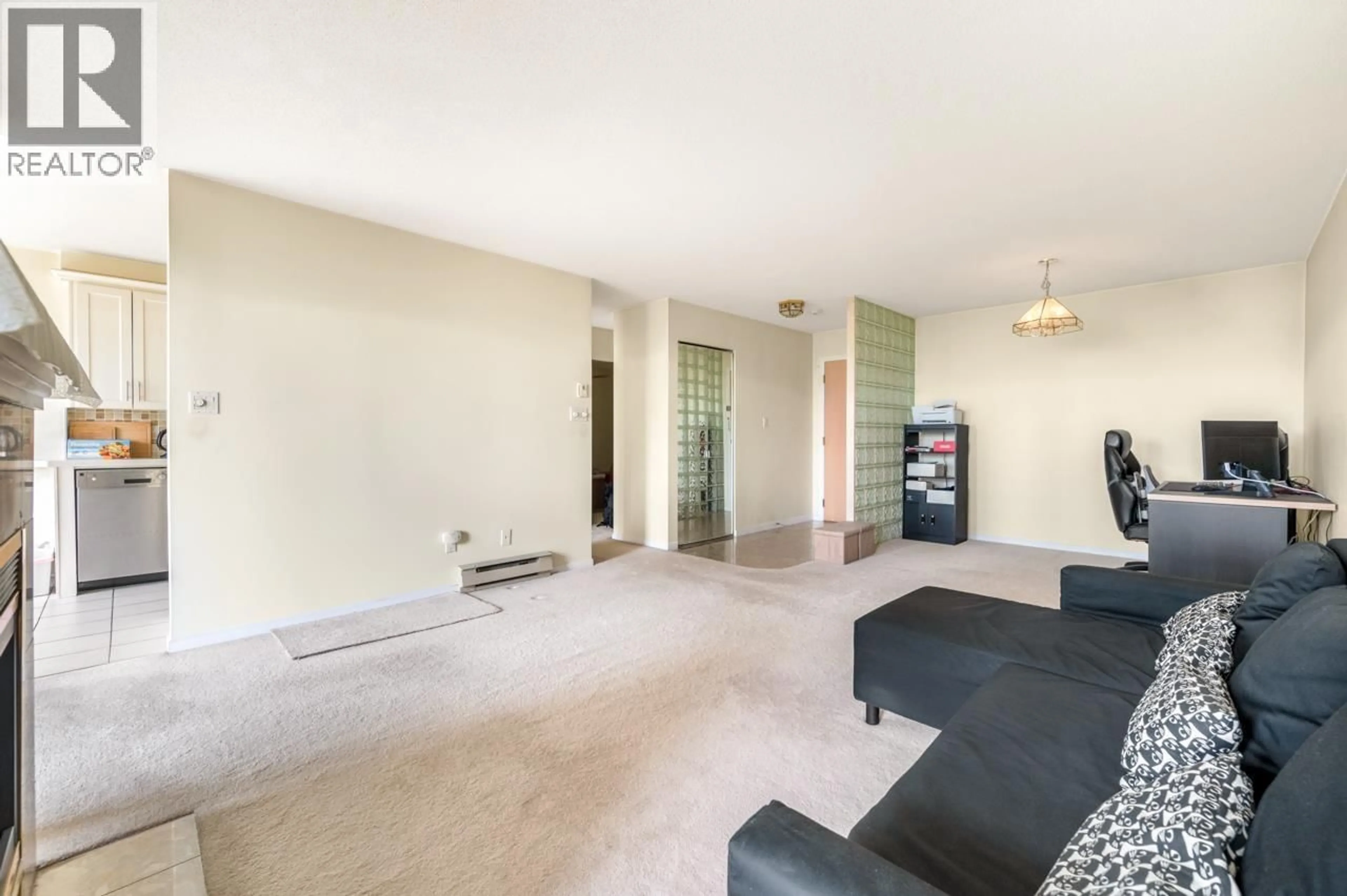 Living room with furniture, unknown for 840 - 4825 HAZEL STREET, Burnaby British Columbia V5H4N4