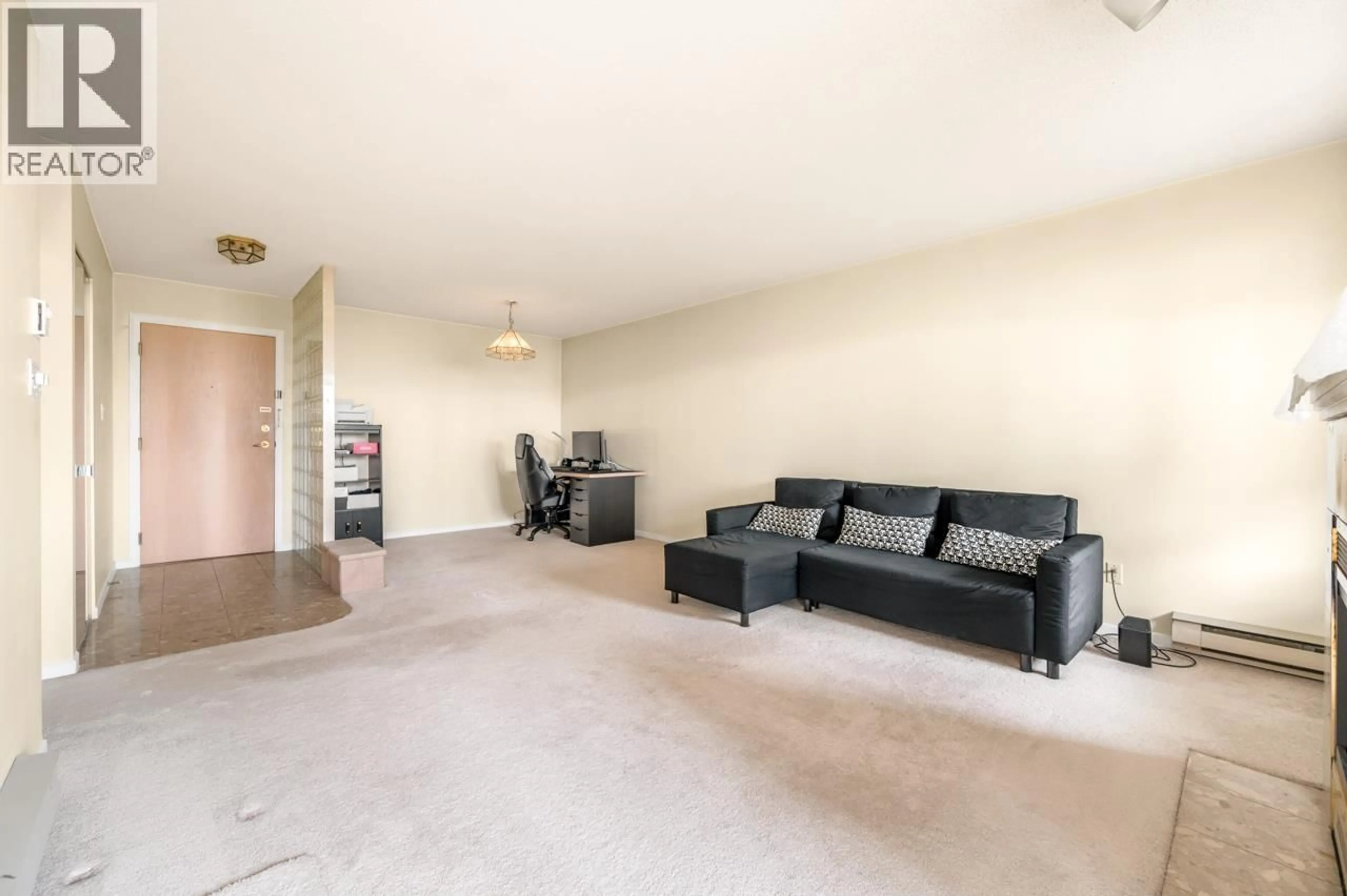 Living room with furniture, unknown for 840 - 4825 HAZEL STREET, Burnaby British Columbia V5H4N4