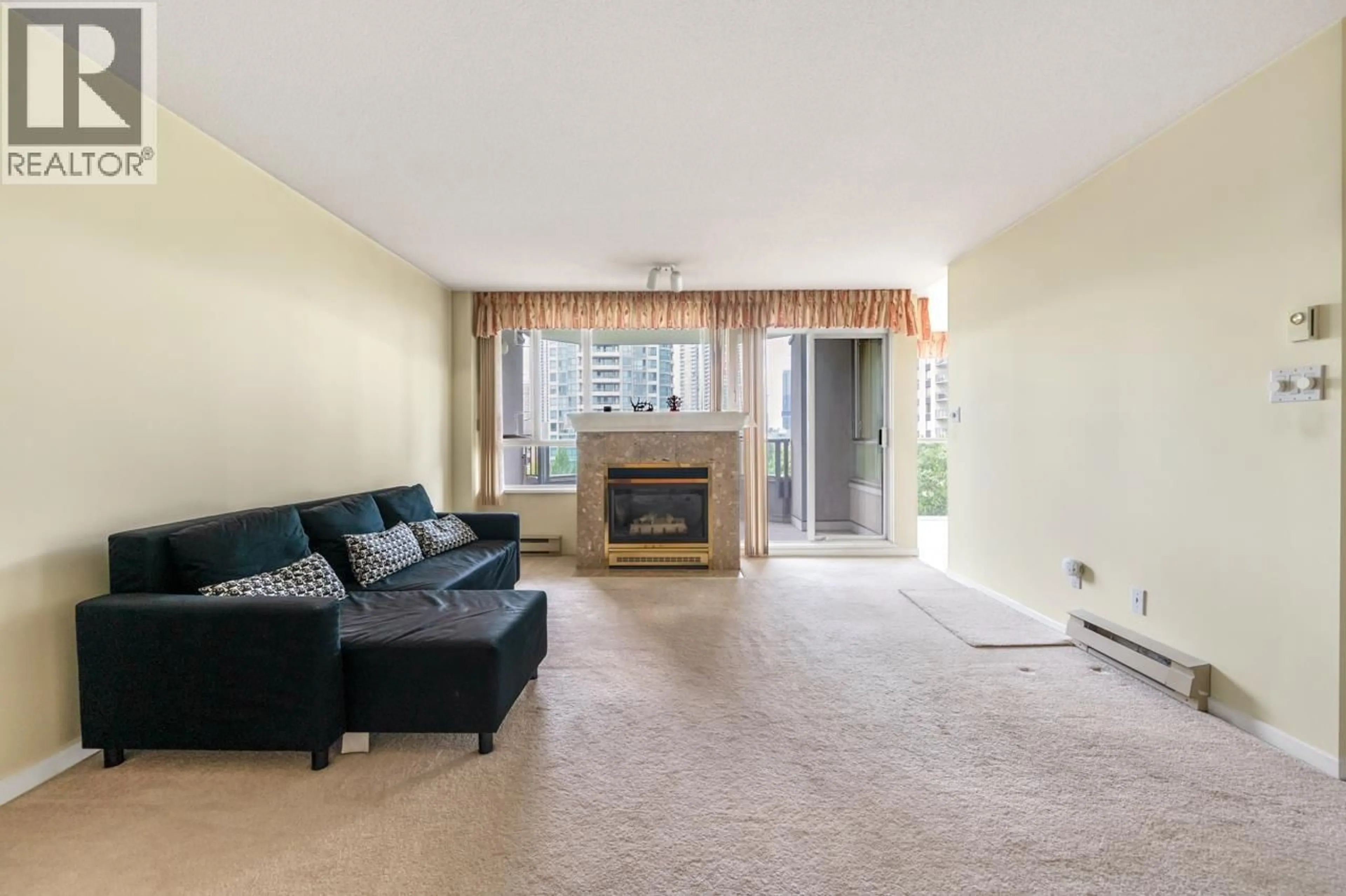 Living room with furniture, unknown for 840 - 4825 HAZEL STREET, Burnaby British Columbia V5H4N4