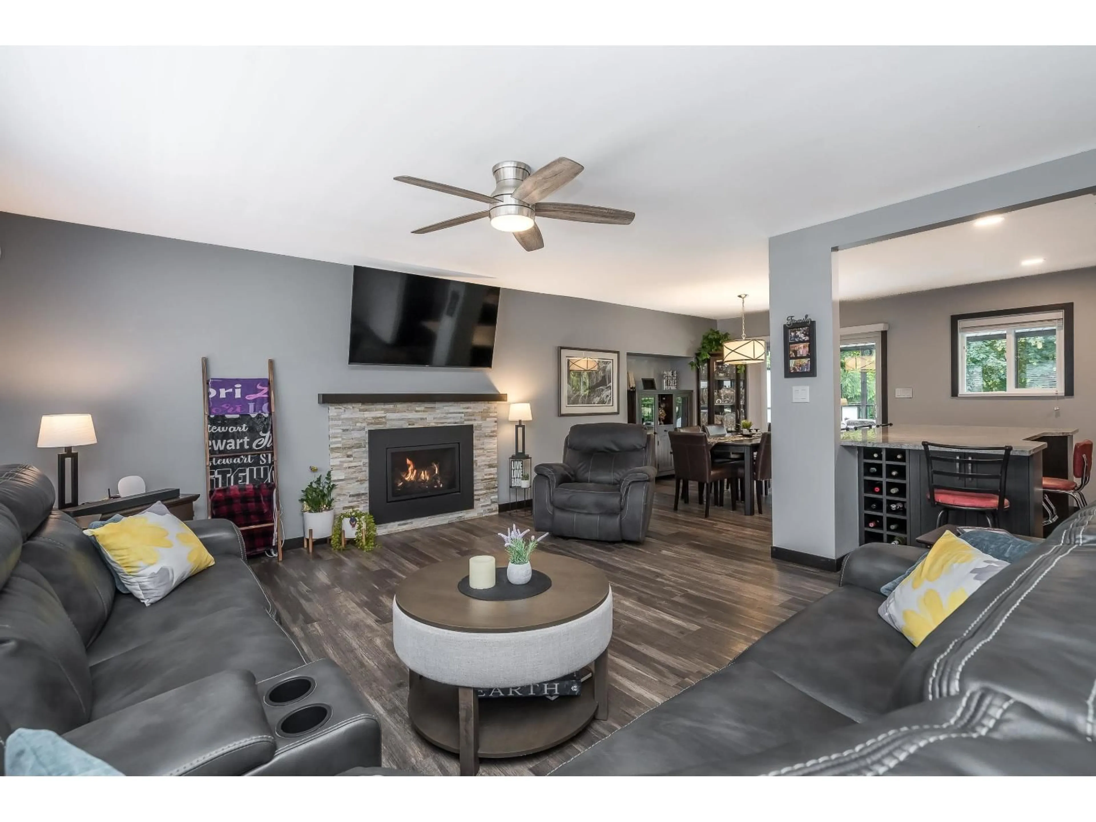 Living room with furniture, wood/laminate floor for 11135 PARTRIDGE, Surrey British Columbia V3R5B1