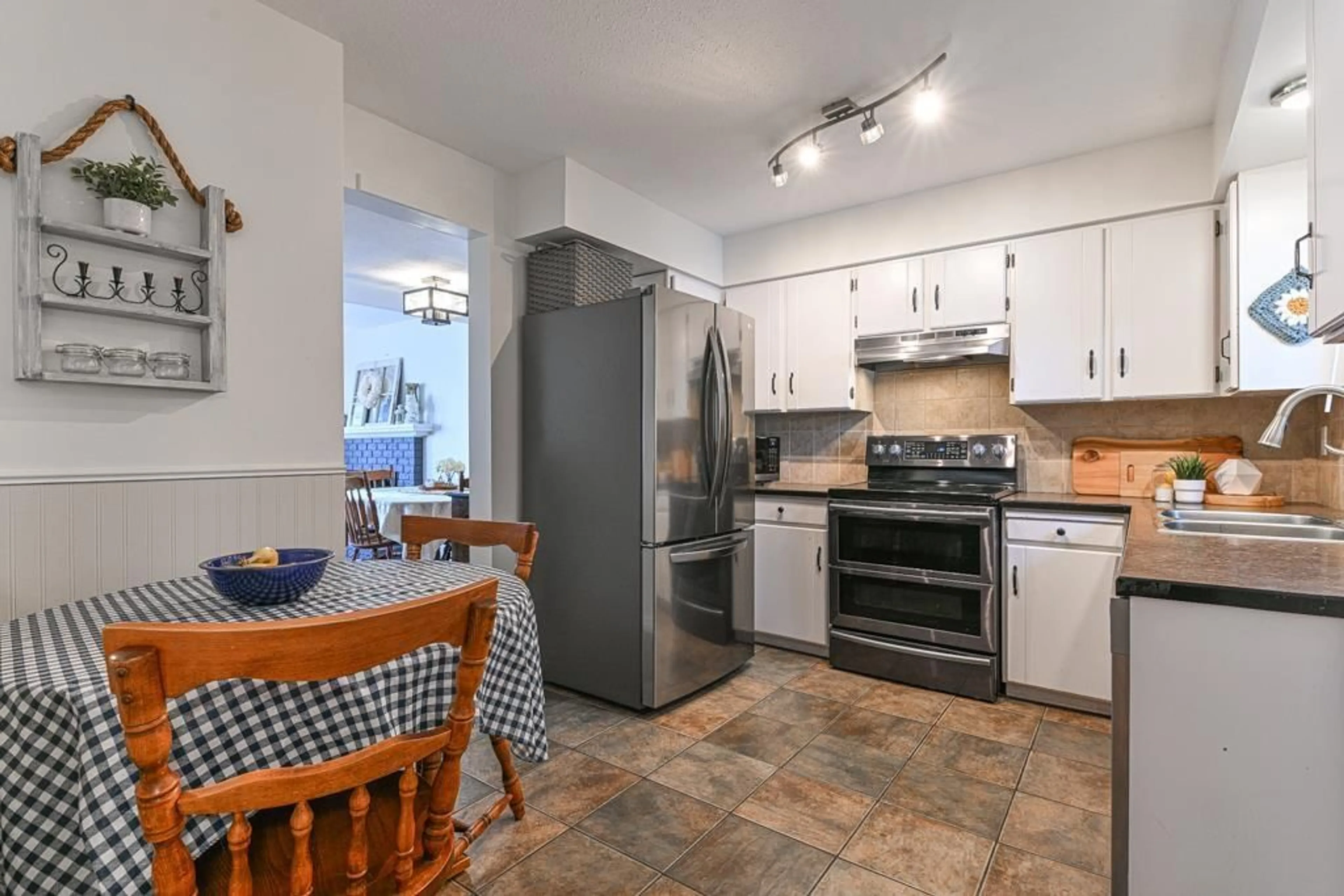 Standard kitchen, ceramic/tile floor for 9 - 32870 BEVAN, Abbotsford British Columbia V2S6R3