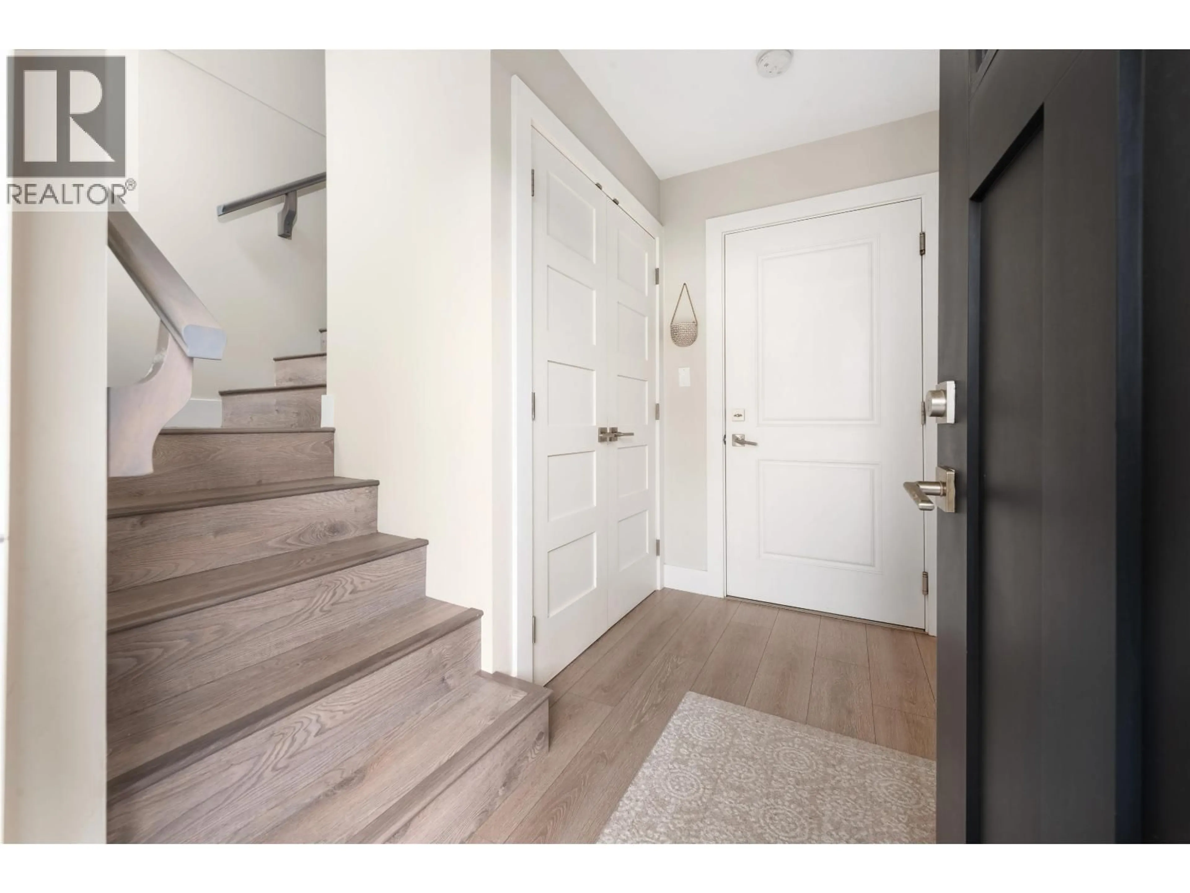 Indoor entryway for 2 - 4949 47A AVENUE, Delta British Columbia V4K1T6
