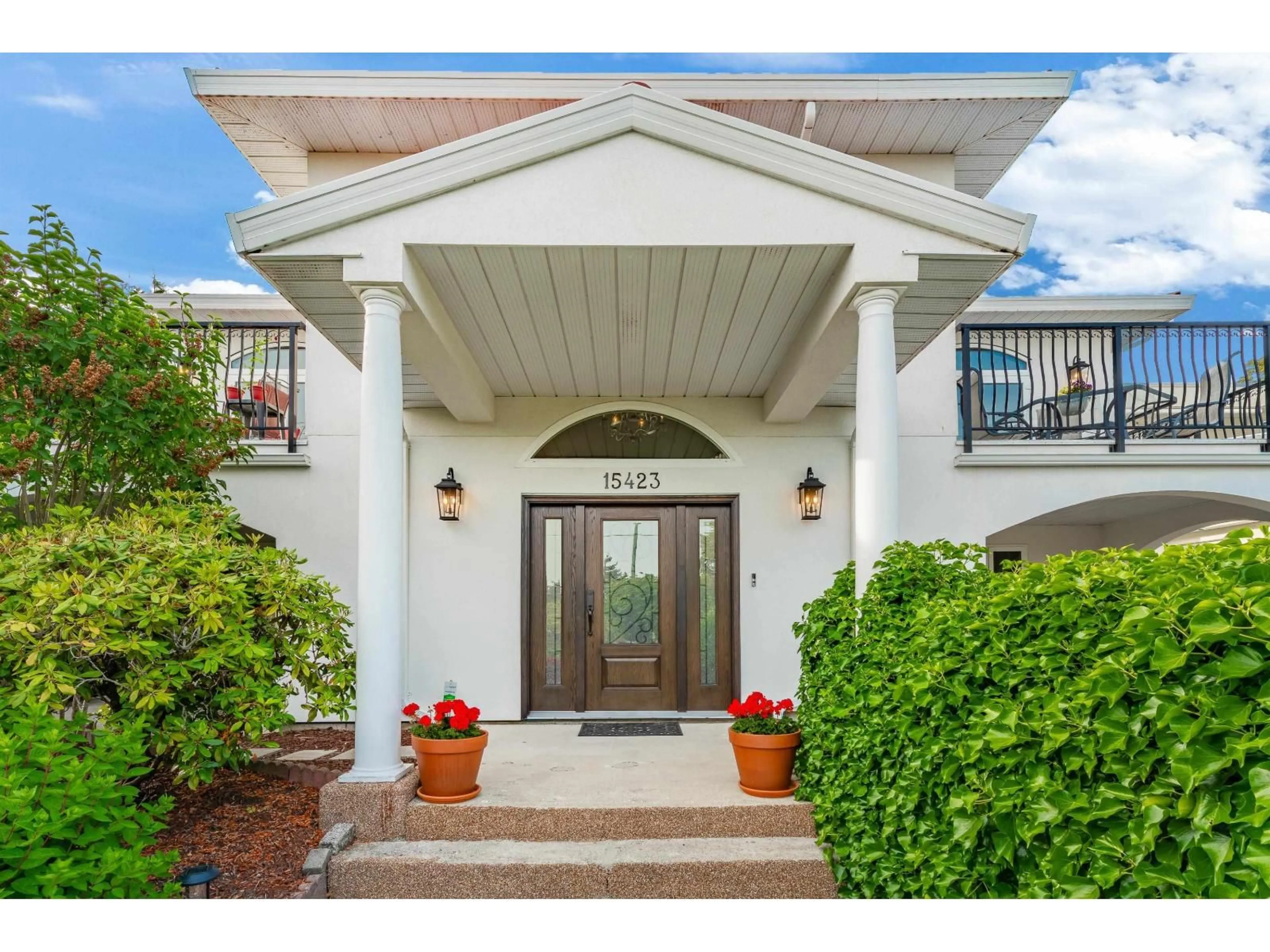 Indoor entryway for 15423 BUENA VISTA, White Rock British Columbia V4B1Y9
