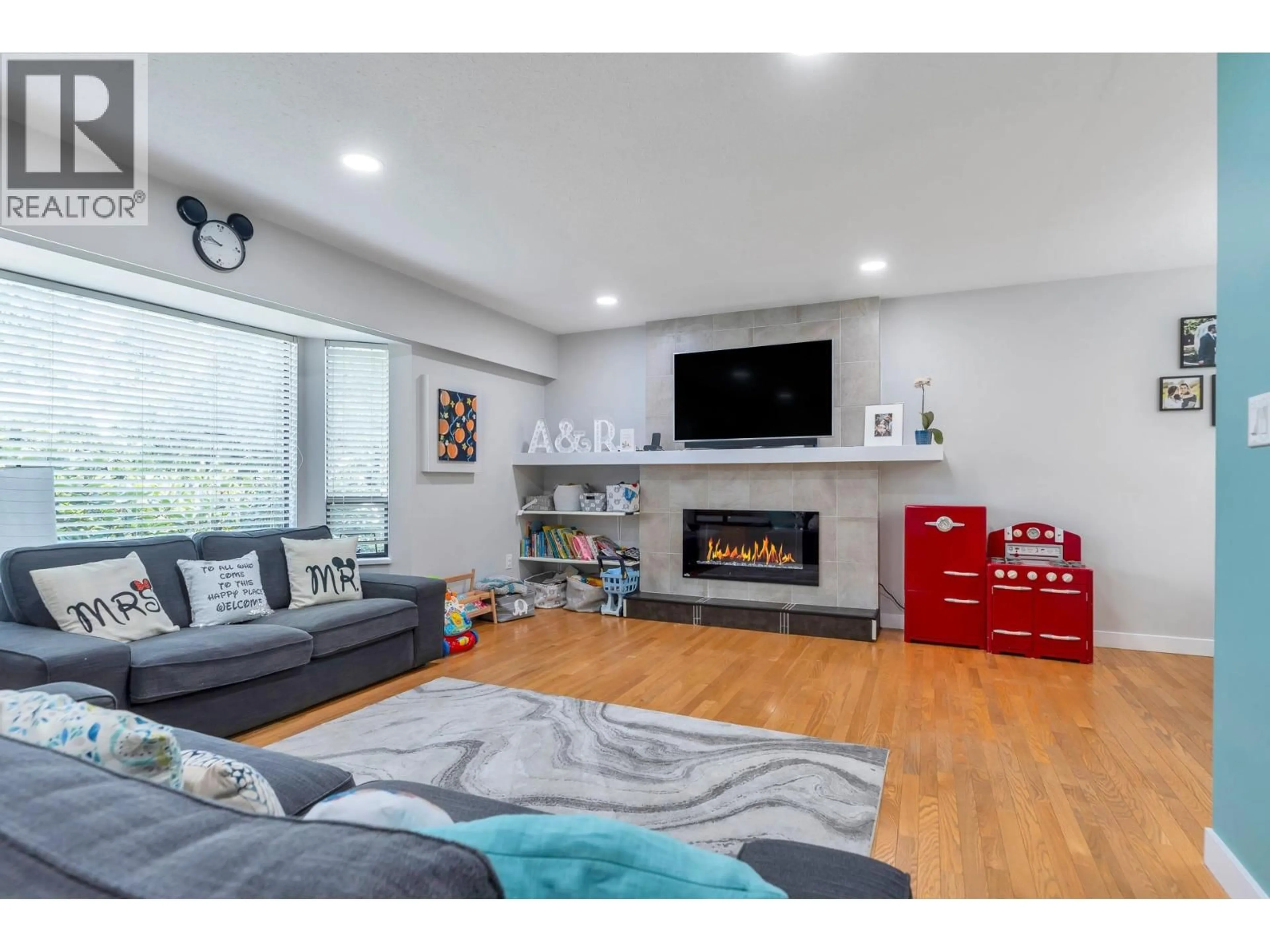 Living room with furniture, wood/laminate floor for 21652 121 AVENUE, Maple Ridge British Columbia V2X3S6