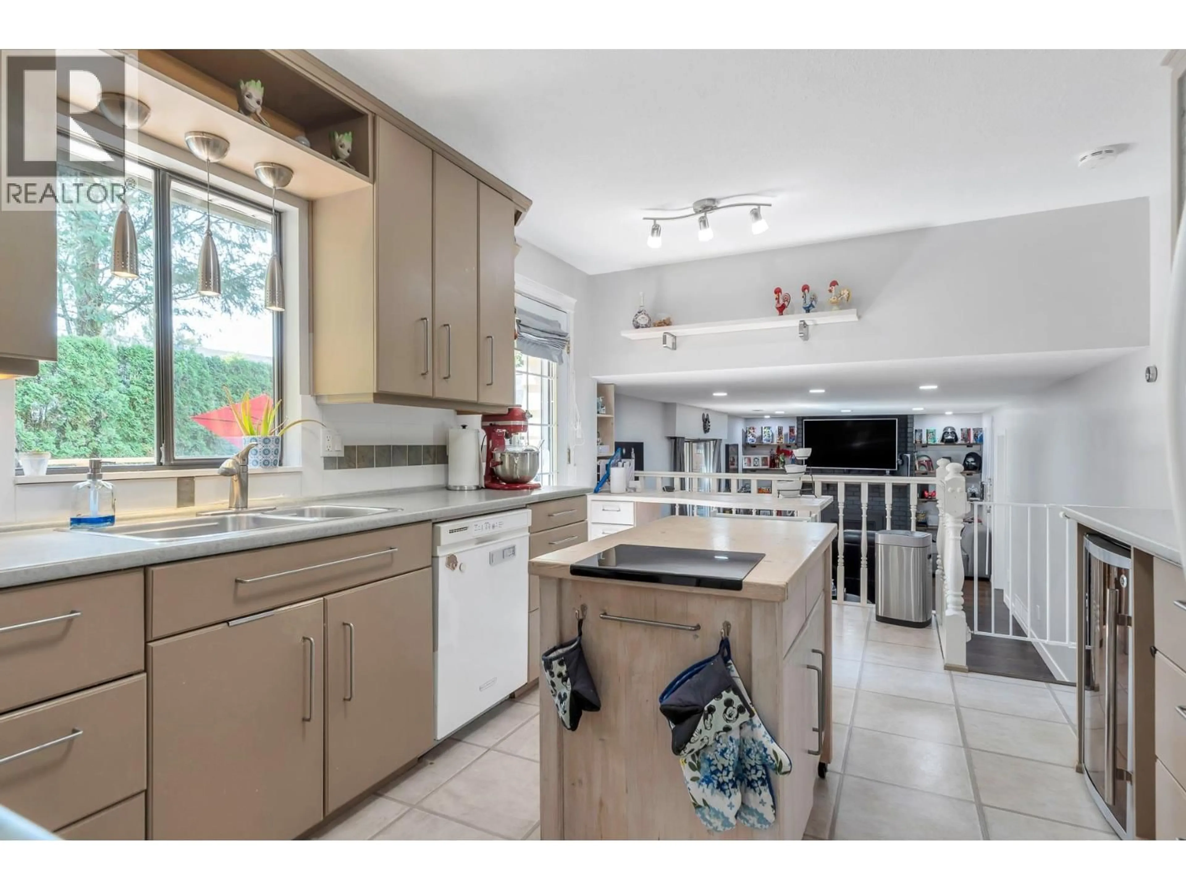 Open concept kitchen, ceramic/tile floor for 21652 121 AVENUE, Maple Ridge British Columbia V2X3S6