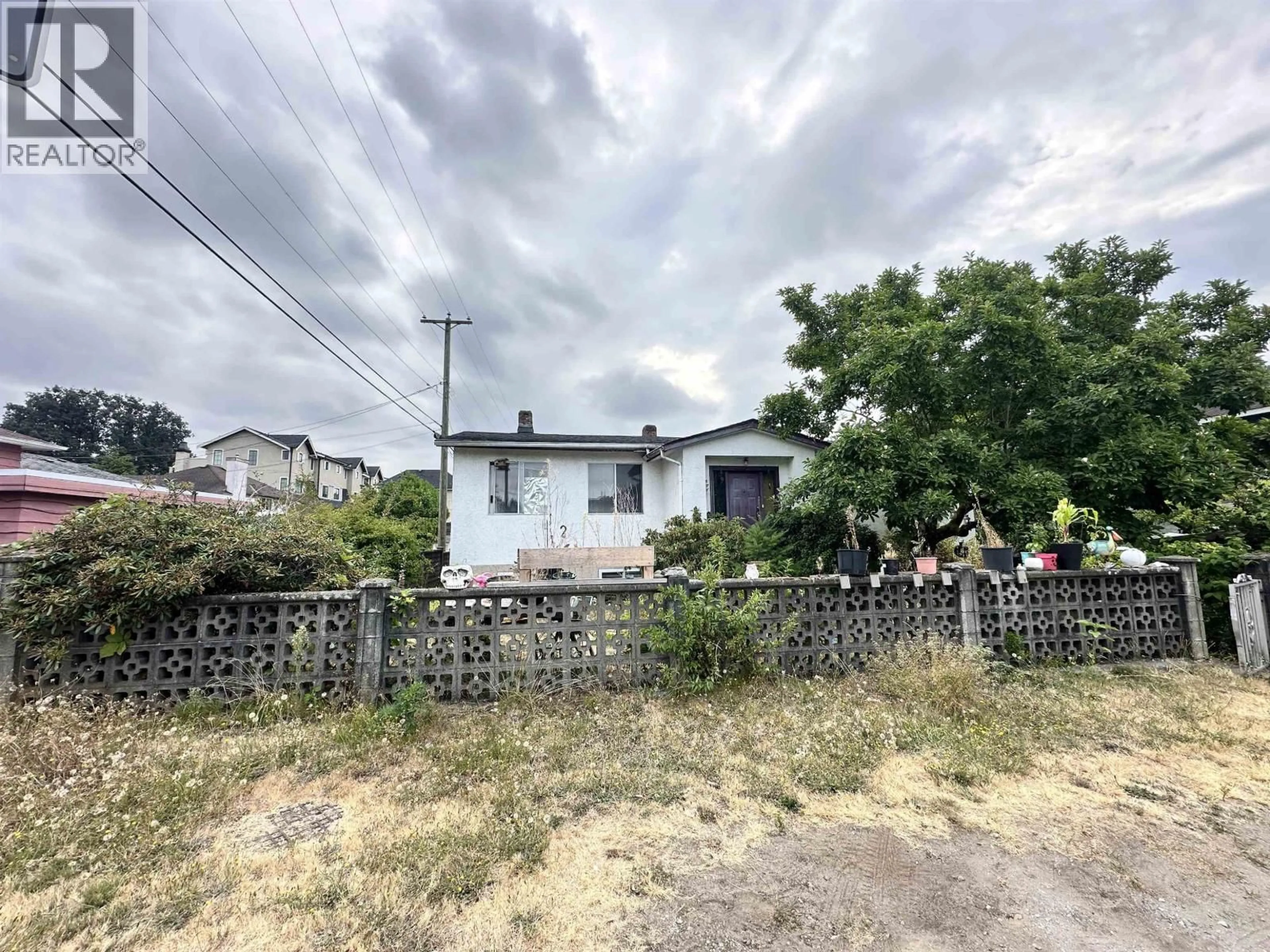 A pic from outside/outdoor area/front of a property/back of a property/a pic from drone, street for 7830 YUKON STREET, Vancouver British Columbia V5X2Y5