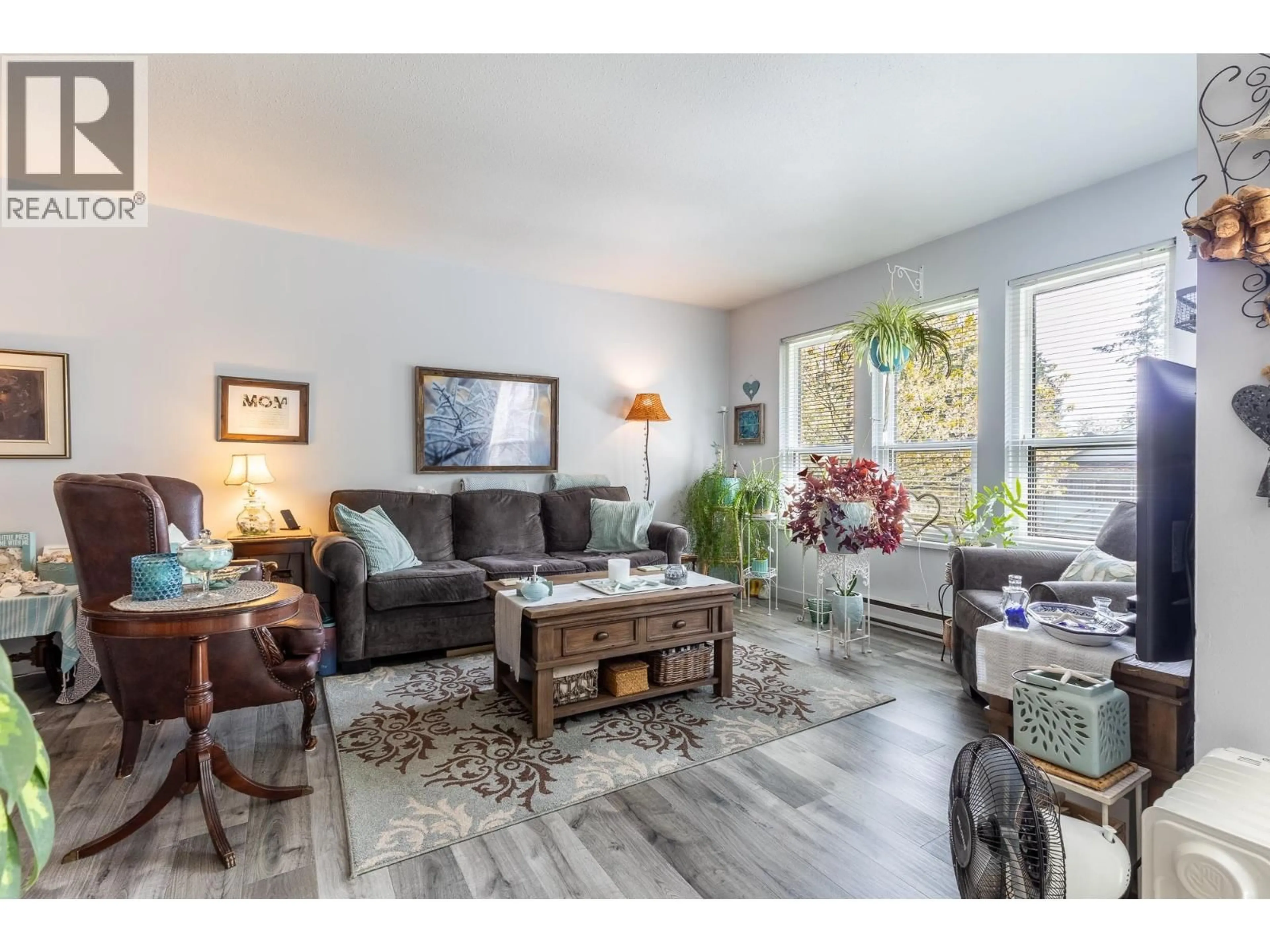 Living room with furniture, wood/laminate floor for 2 - 765 SCHOOL ROAD, Gibsons British Columbia V0N1V9