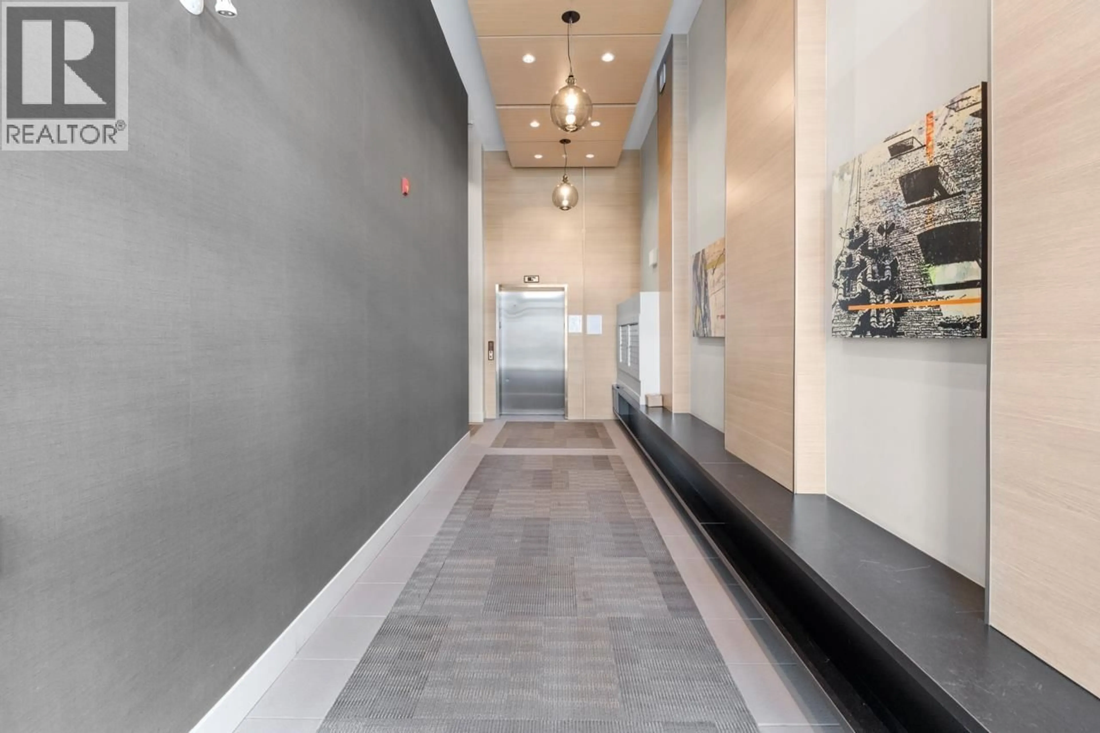 Indoor foyer for 302 - 202 24TH AVENUE, Vancouver British Columbia V5V1Z6