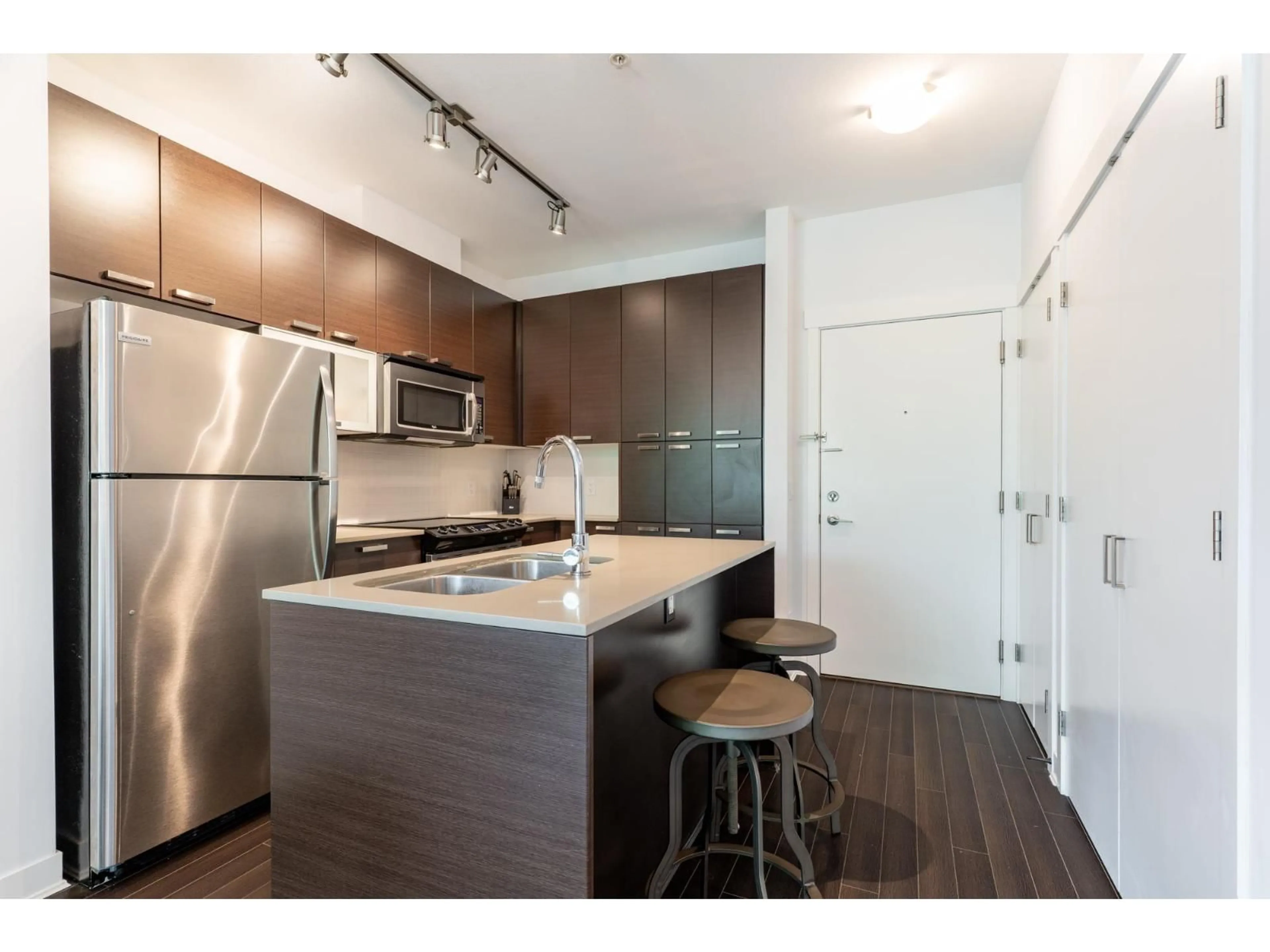 Standard kitchen, wood/laminate floor for 326 - 18818 68, Surrey British Columbia V4N6K2