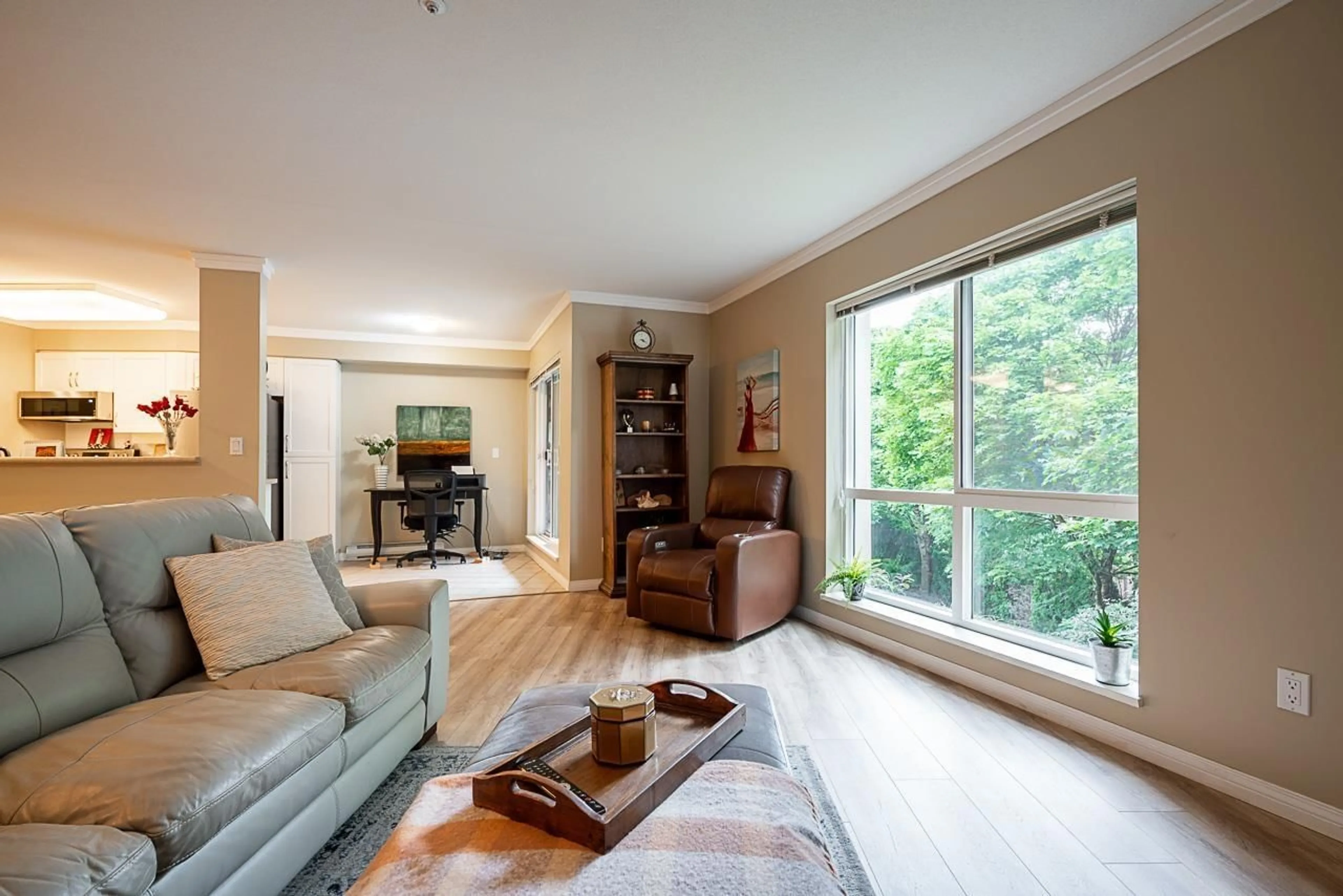 Living room with furniture, unknown for 210 - 15150 29A, Surrey British Columbia V4P3B1