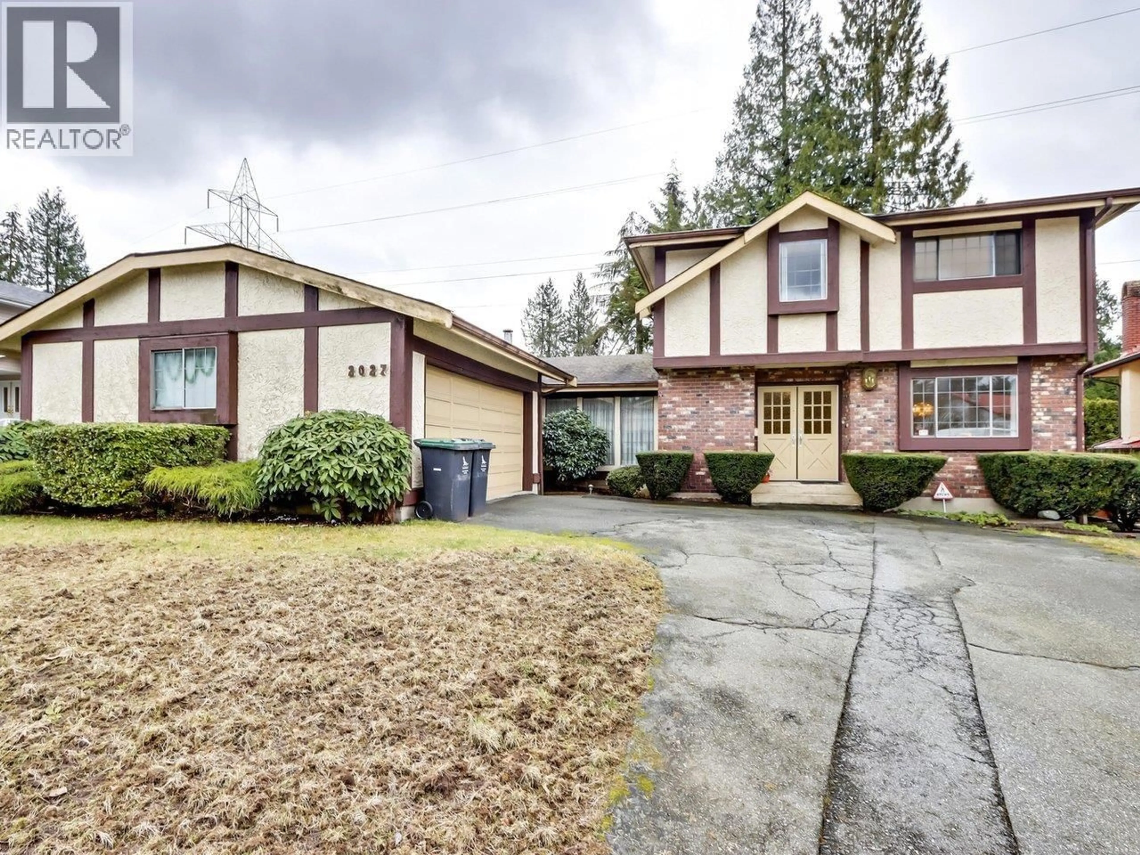 Home with vinyl exterior material, street for 2027 KIRKSTONE ROAD, North Vancouver British Columbia V7J3M9
