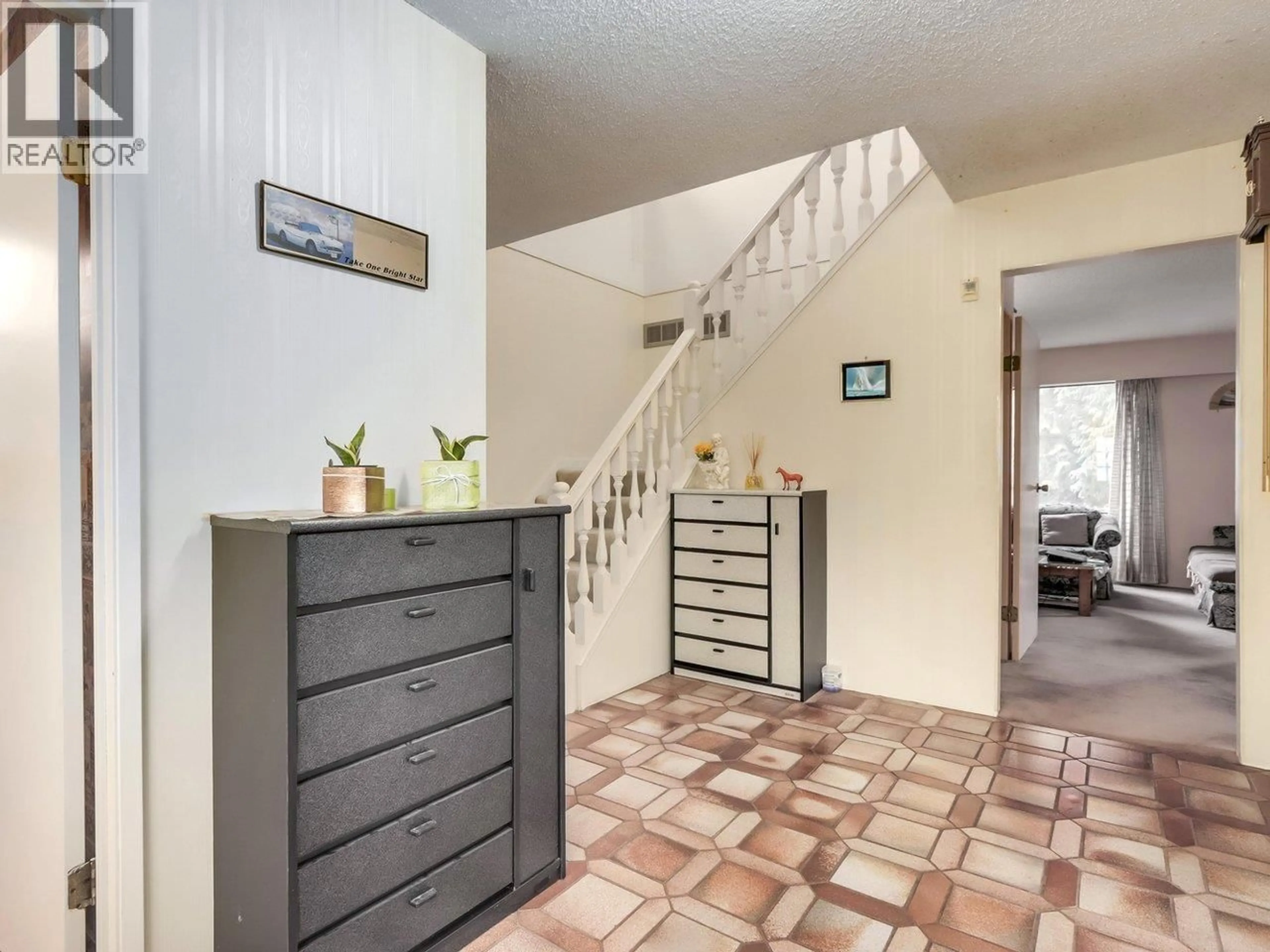 Indoor entryway for 2027 KIRKSTONE ROAD, North Vancouver British Columbia V7J3M9