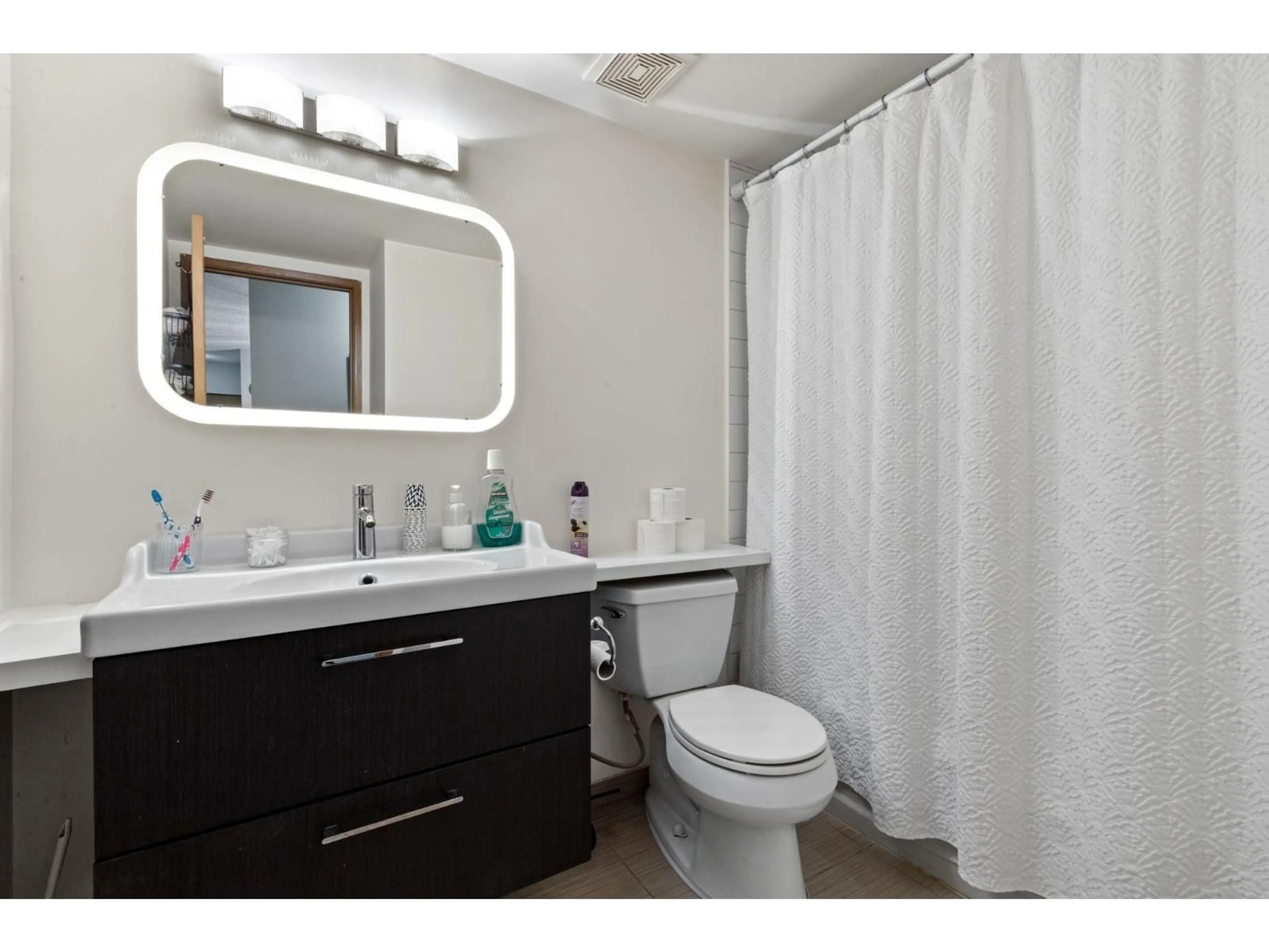 Standard bathroom, unknown for 110 - 10662 151A STREET, Surrey British Columbia V3R8T3