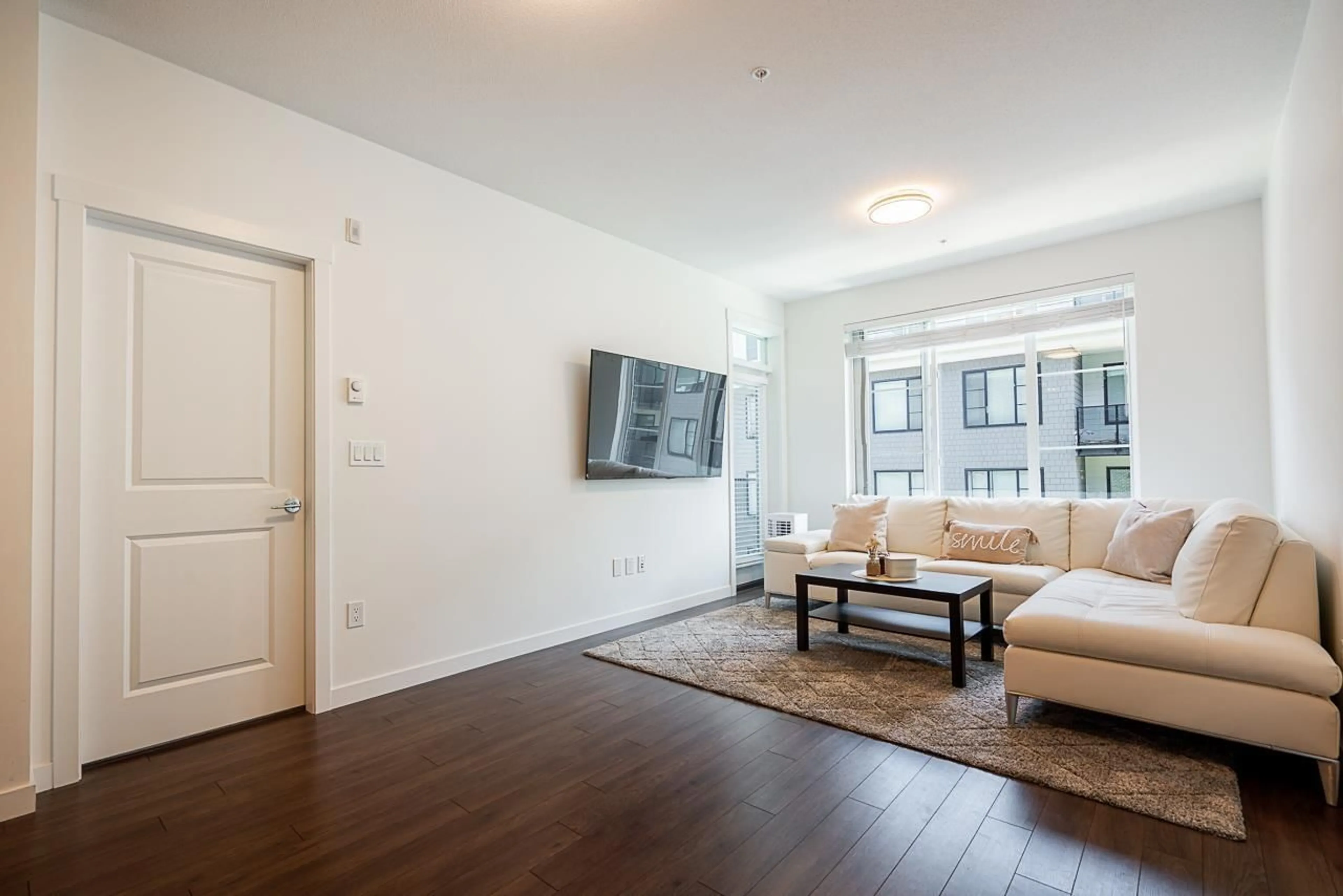 Living room with furniture, wood/laminate floor for 407 - 15815 85, Surrey British Columbia V4N6X5