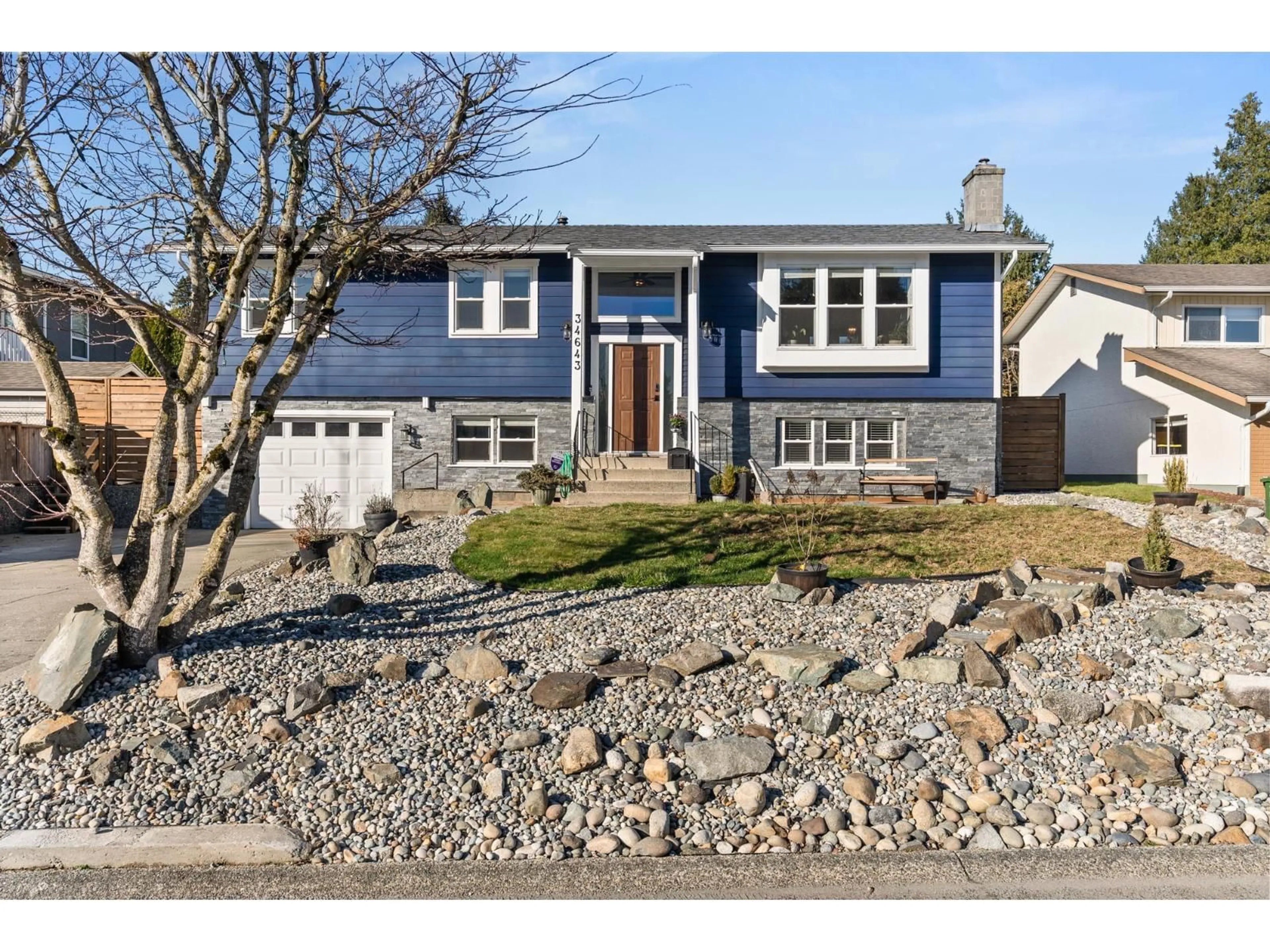 Home with vinyl exterior material, street for 34643 ST MATTHEWS, Abbotsford British Columbia V2S5L4