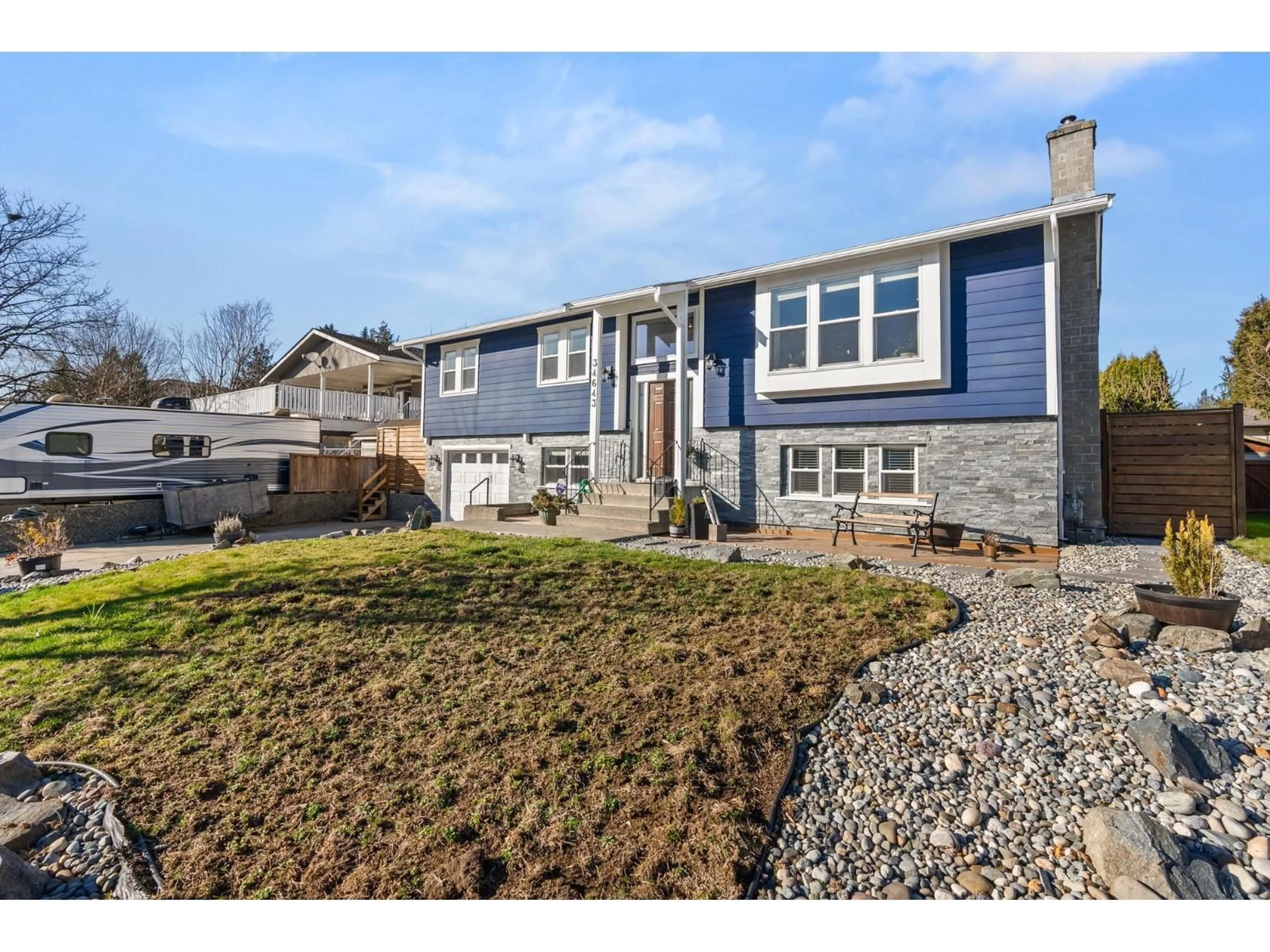 Home with vinyl exterior material, street for 34643 ST MATTHEWS, Abbotsford British Columbia V2S5L4