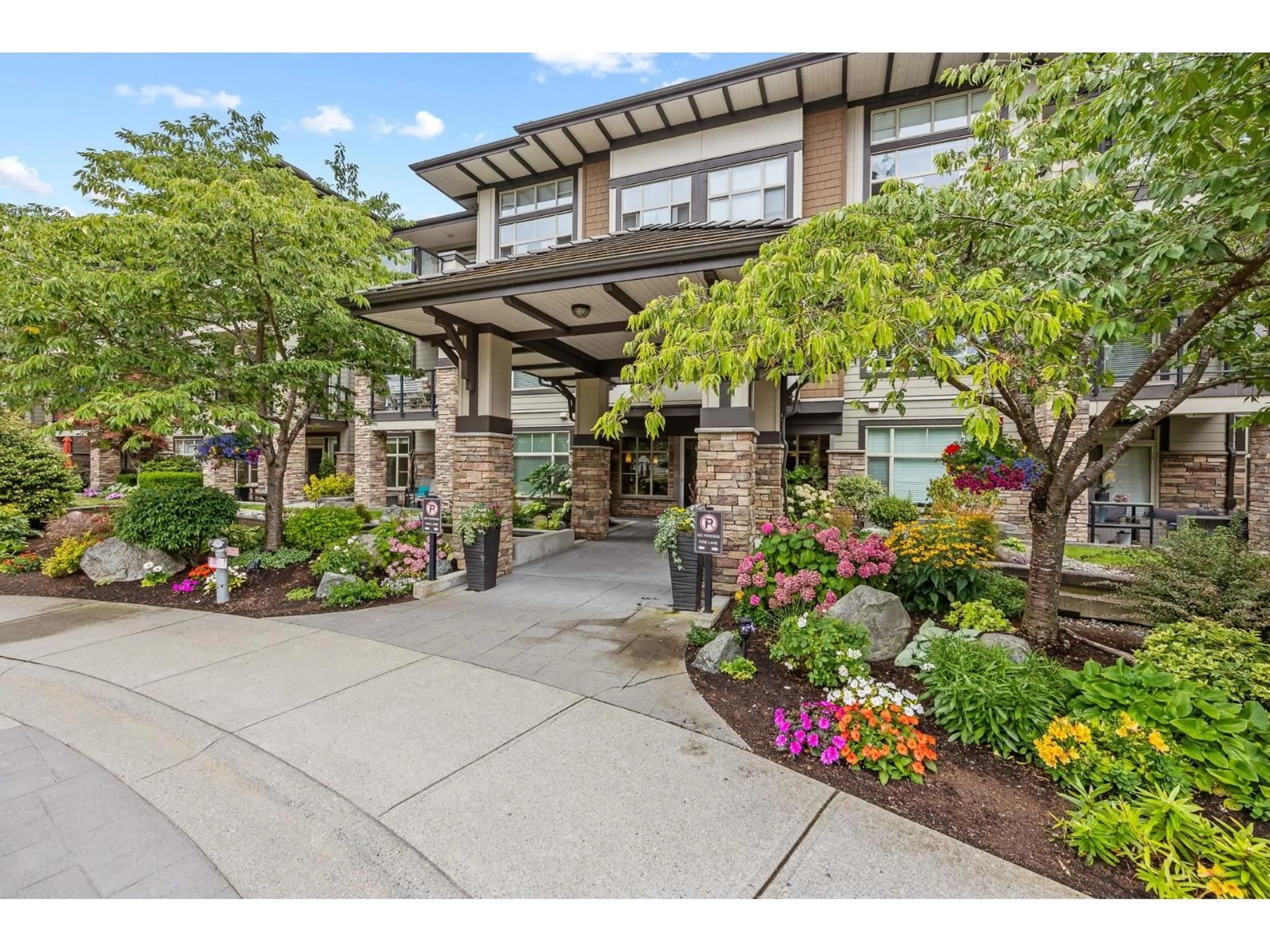 Indoor foyer for 116 - 15185 36, Surrey British Columbia V3Z4R3