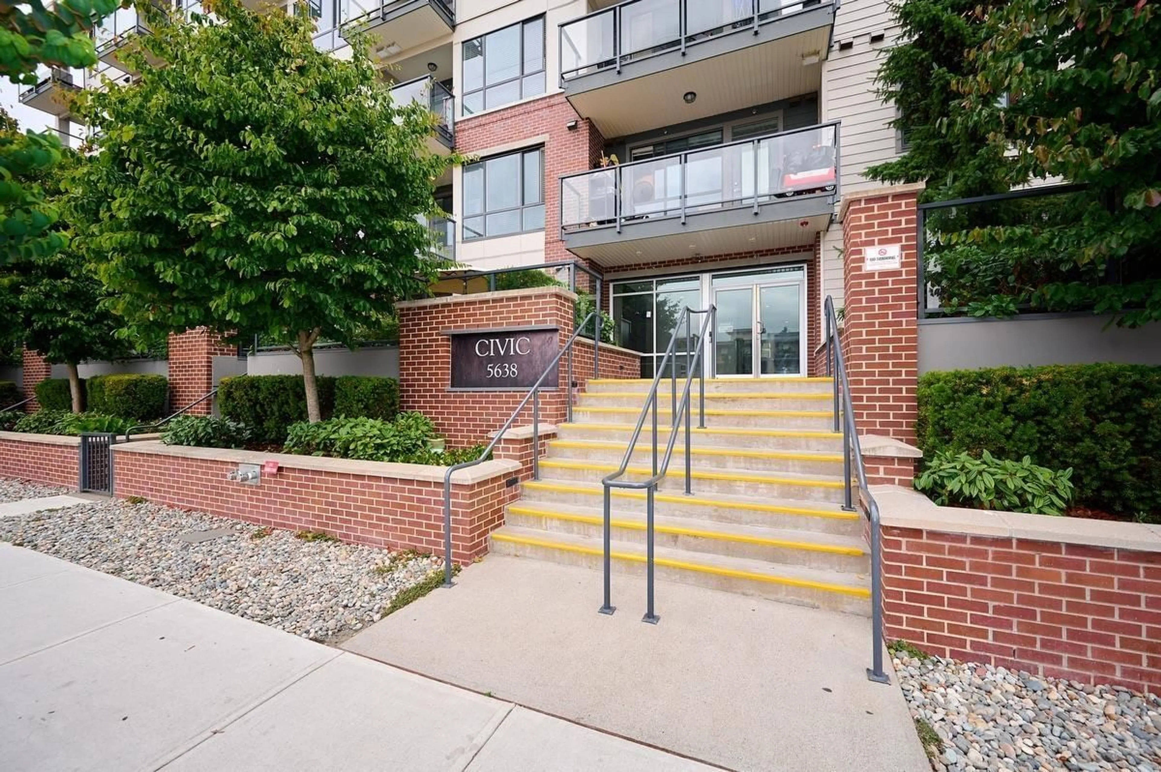 Indoor foyer for 117 - 5638 201A, Langley British Columbia V3A0L8
