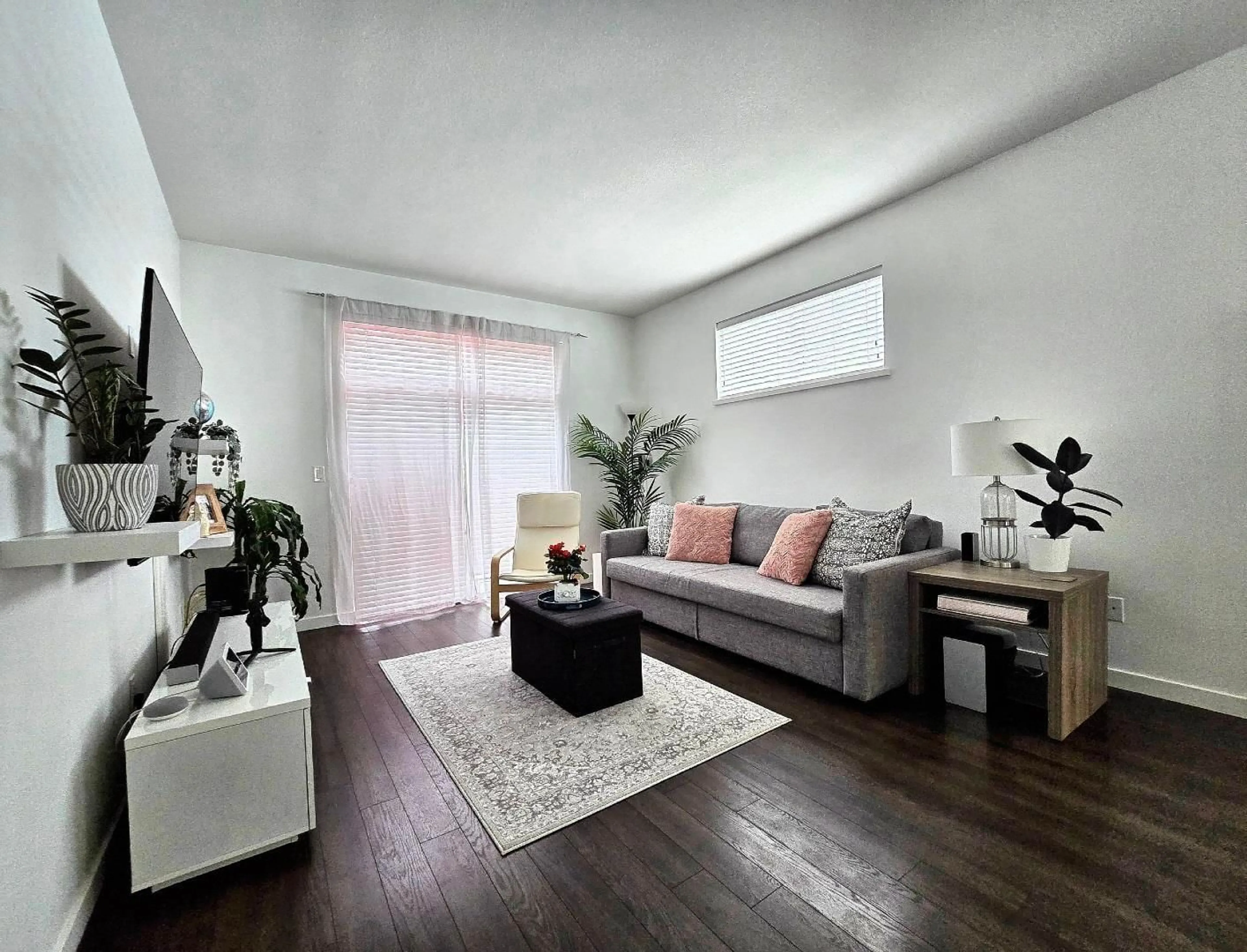 Living room with furniture, wood/laminate floor for 7 - 14955 60TH, Surrey British Columbia V3S1R8