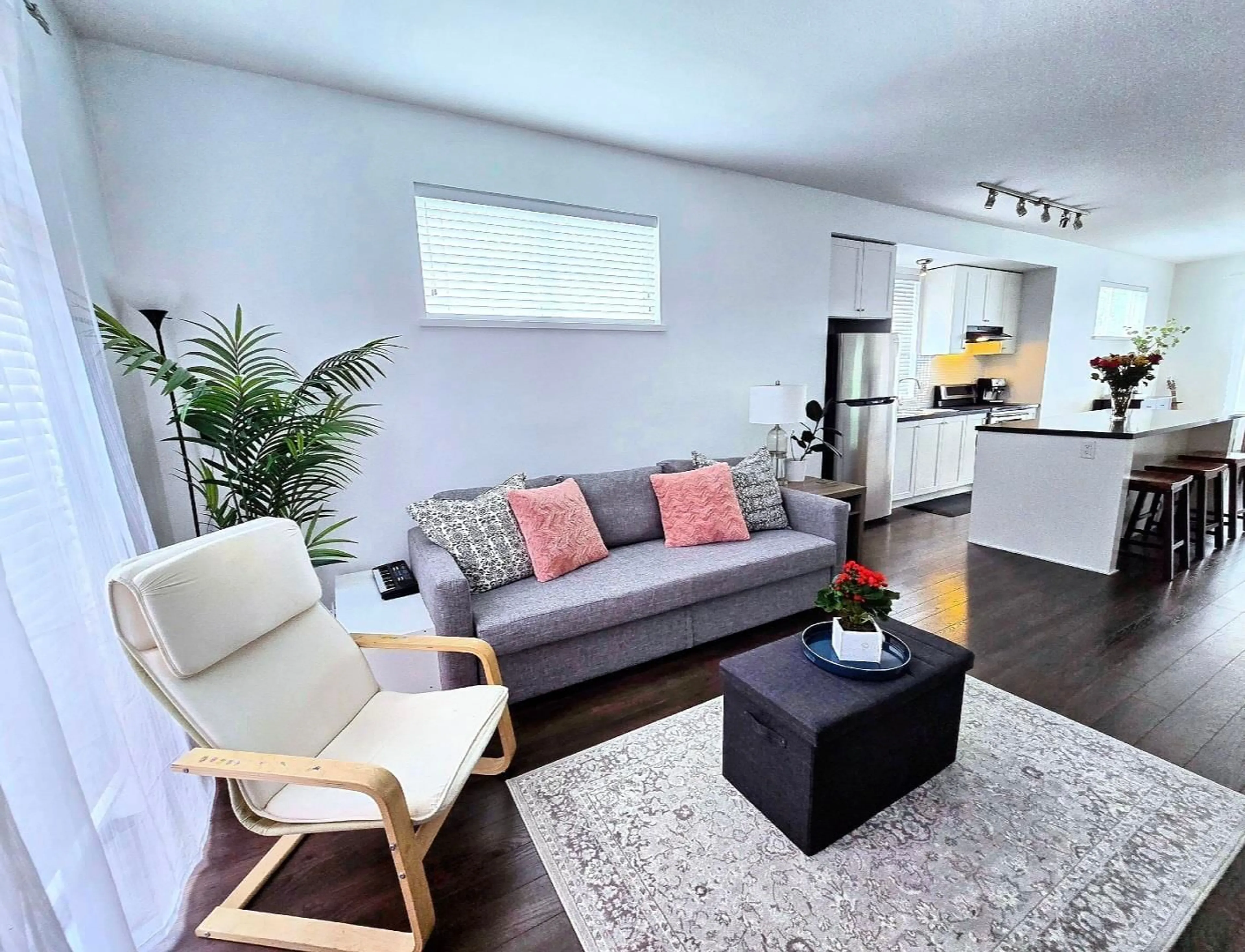 Living room with furniture, wood/laminate floor for 7 - 14955 60TH, Surrey British Columbia V3S1R8