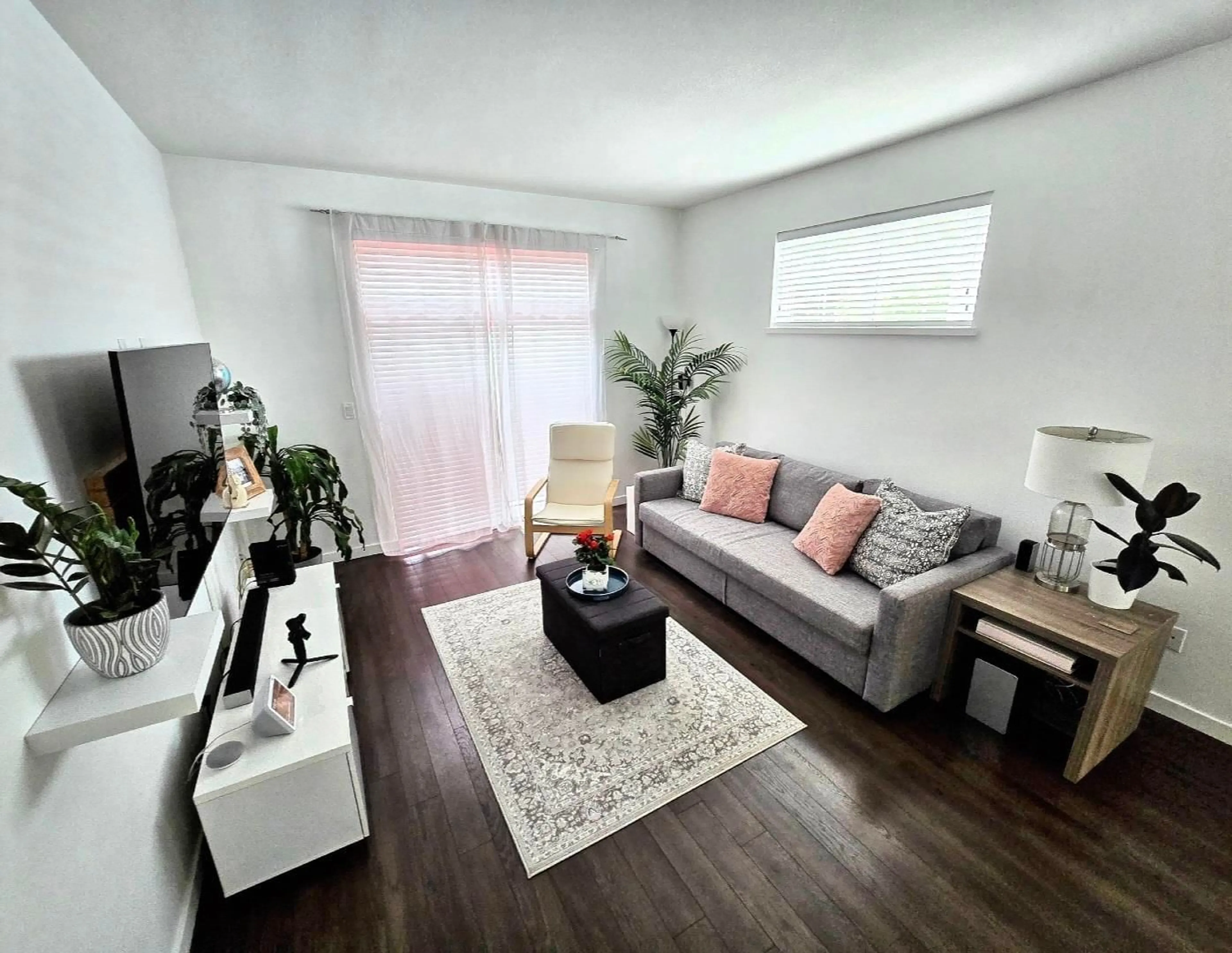 Living room with furniture, wood/laminate floor for 7 - 14955 60TH, Surrey British Columbia V3S1R8